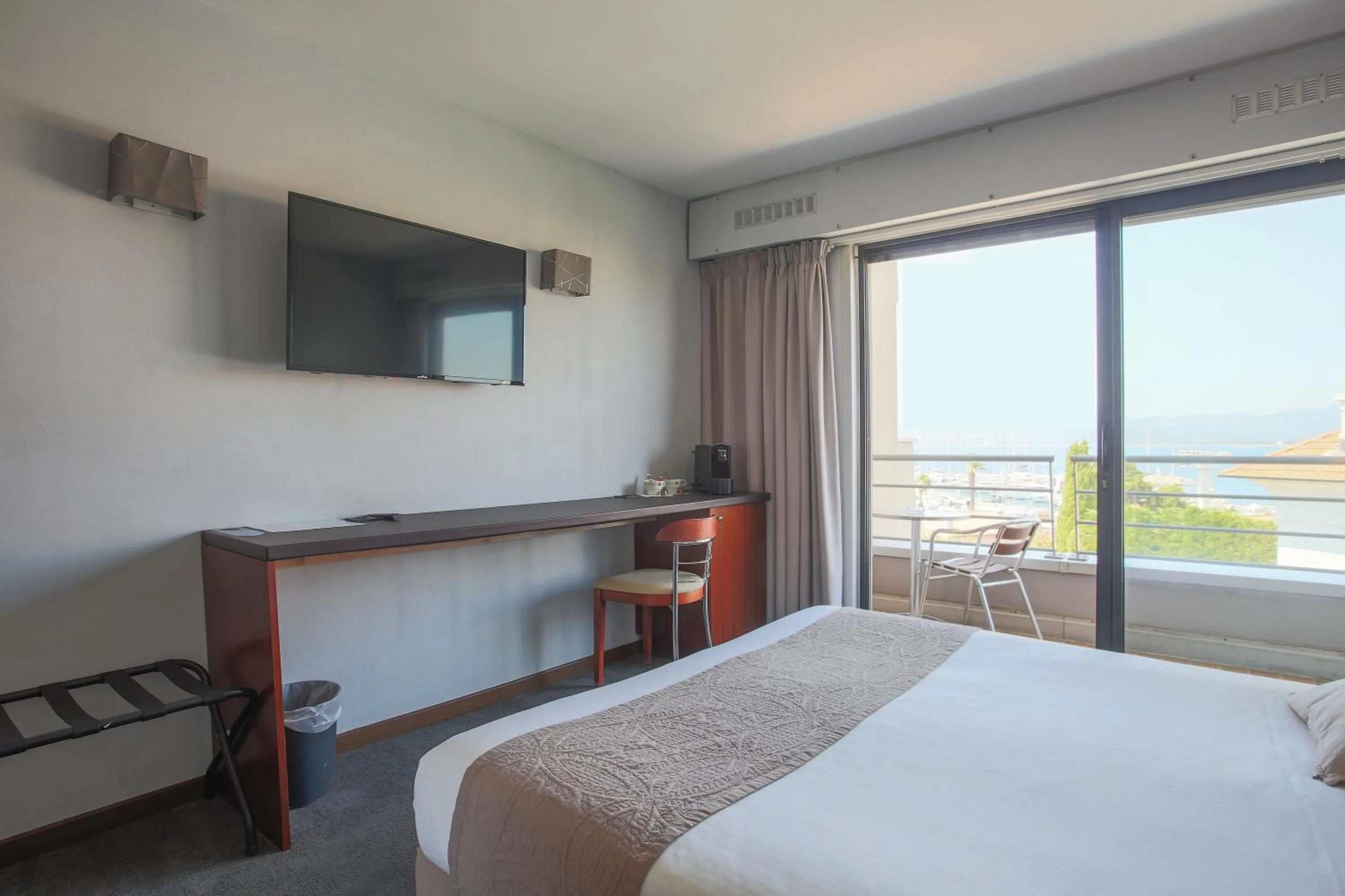 Bed in Hotel Brise de Mer - Piscine intérieure & extérieure