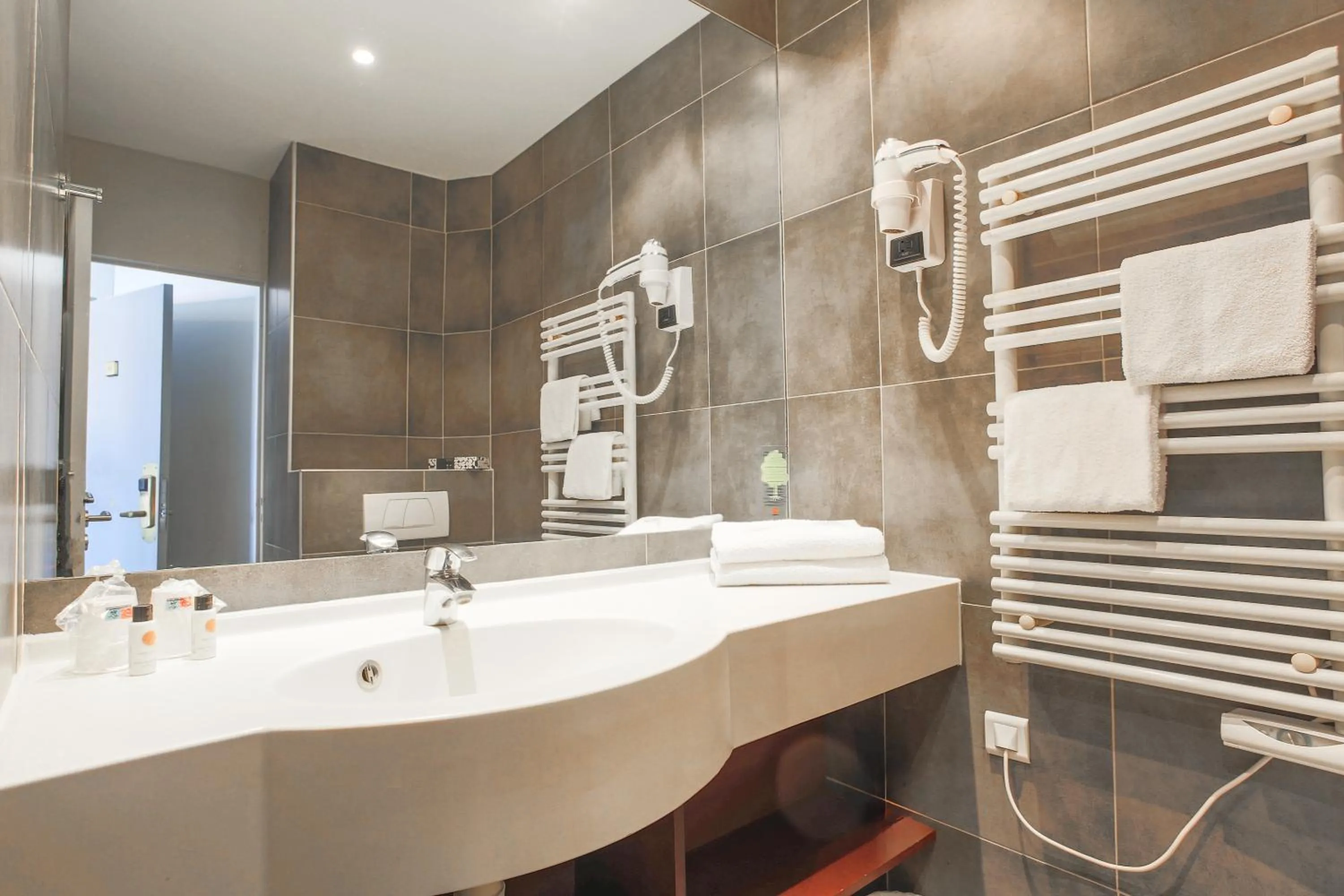 Hotel Brise de Mer - Piscine intérieure & extérieure