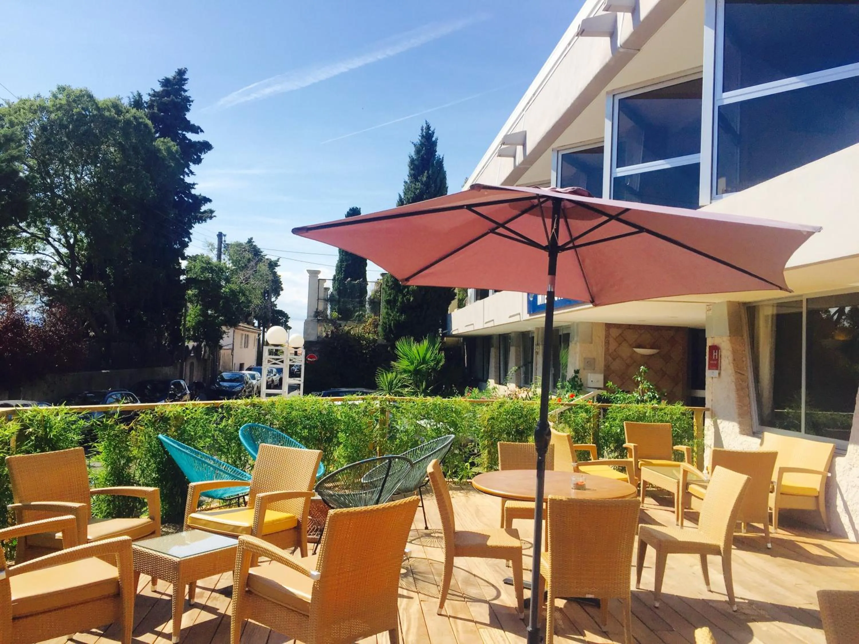 Patio in Hotel Brise de Mer - Piscine intérieure & extérieure