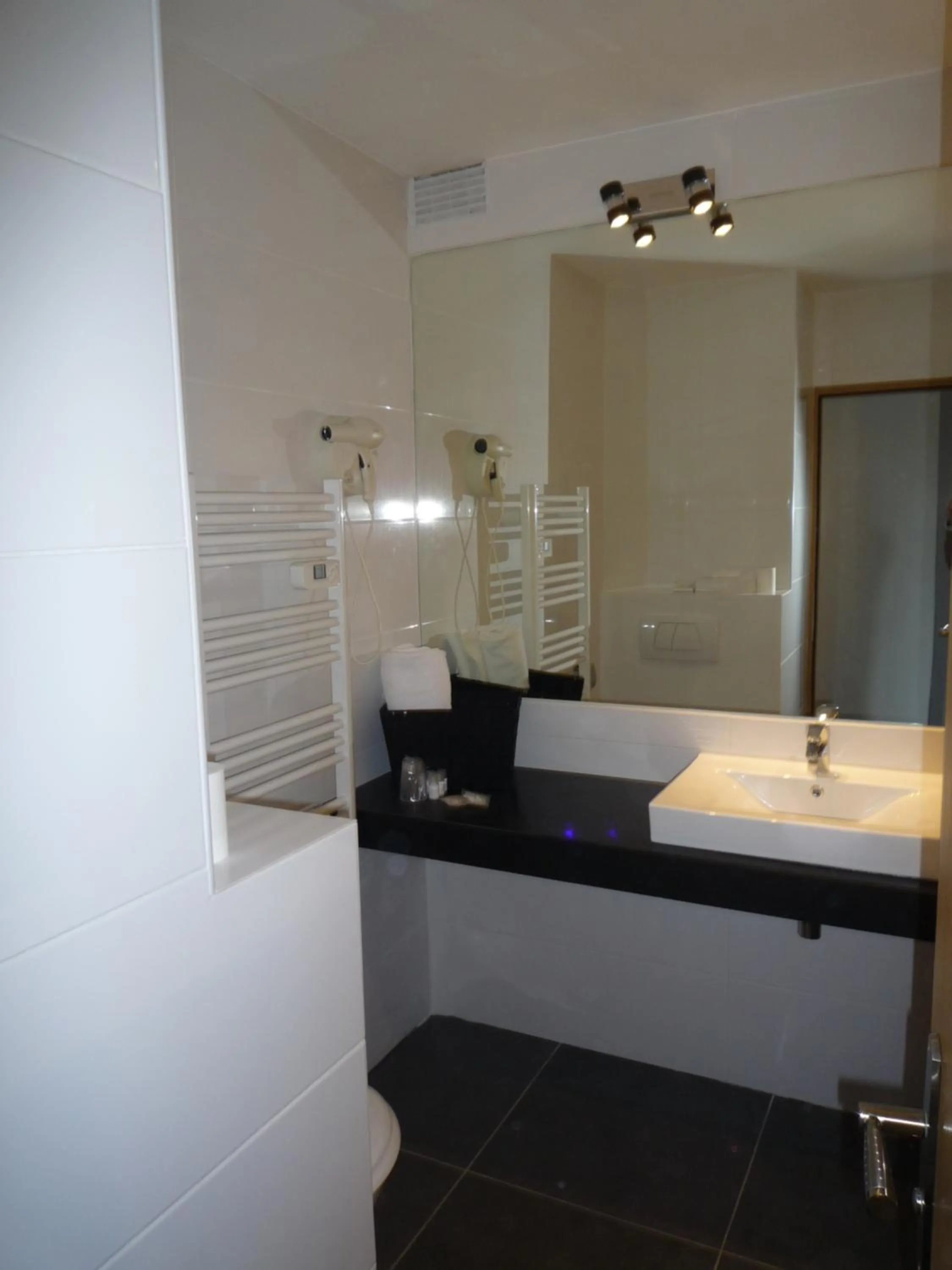 Bathroom in Hotel Brise de Mer - Piscine intérieure & extérieure