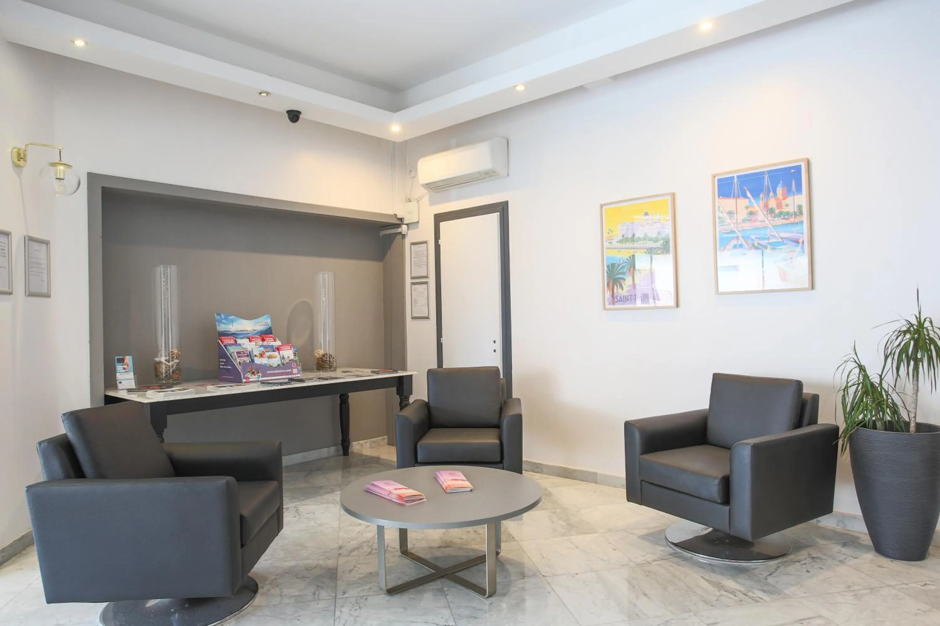 Living room in Hotel Brise de Mer - Piscine intérieure & extérieure