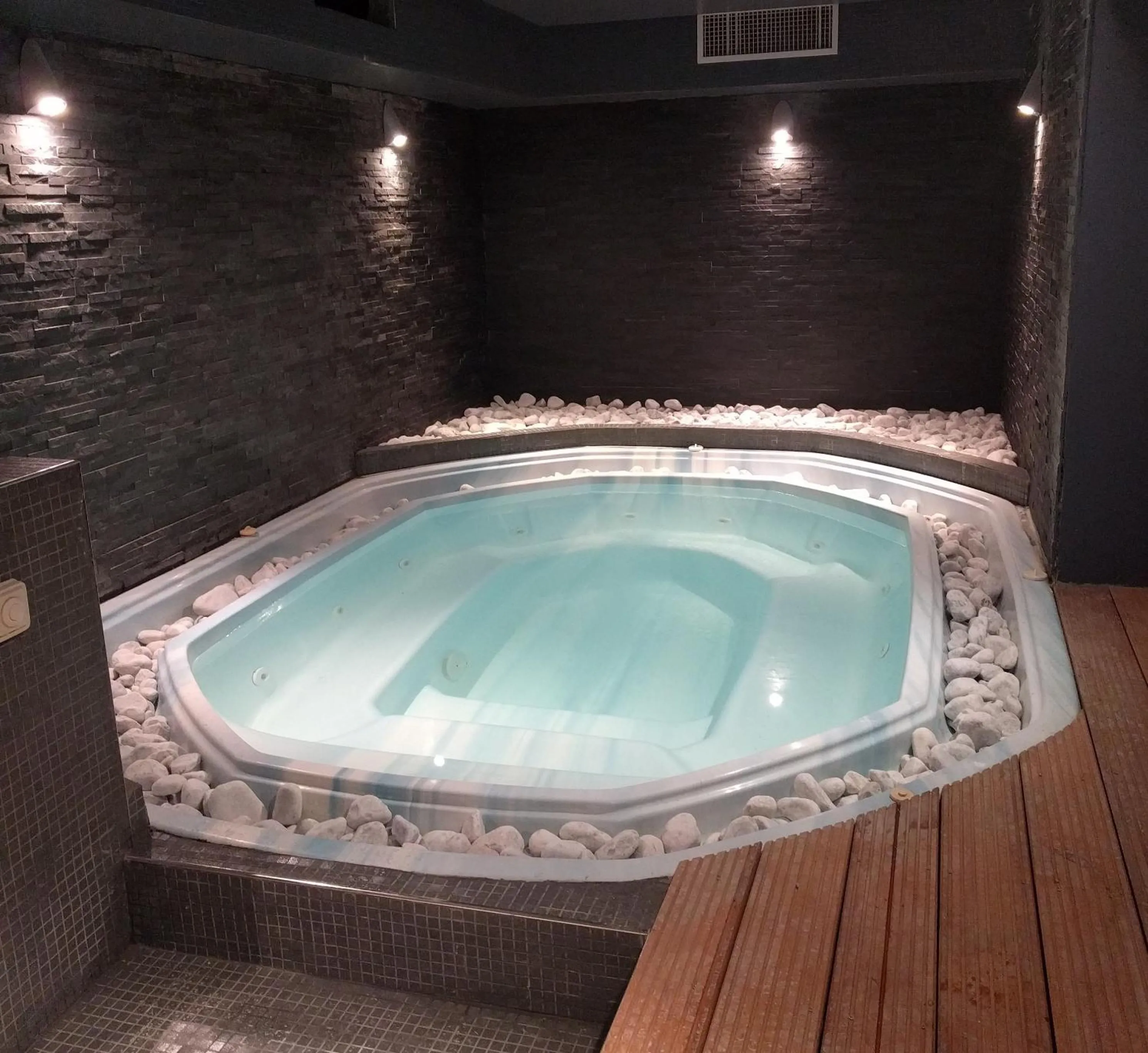 Hot Tub in Hotel Brise de Mer - Piscine intérieure & extérieure