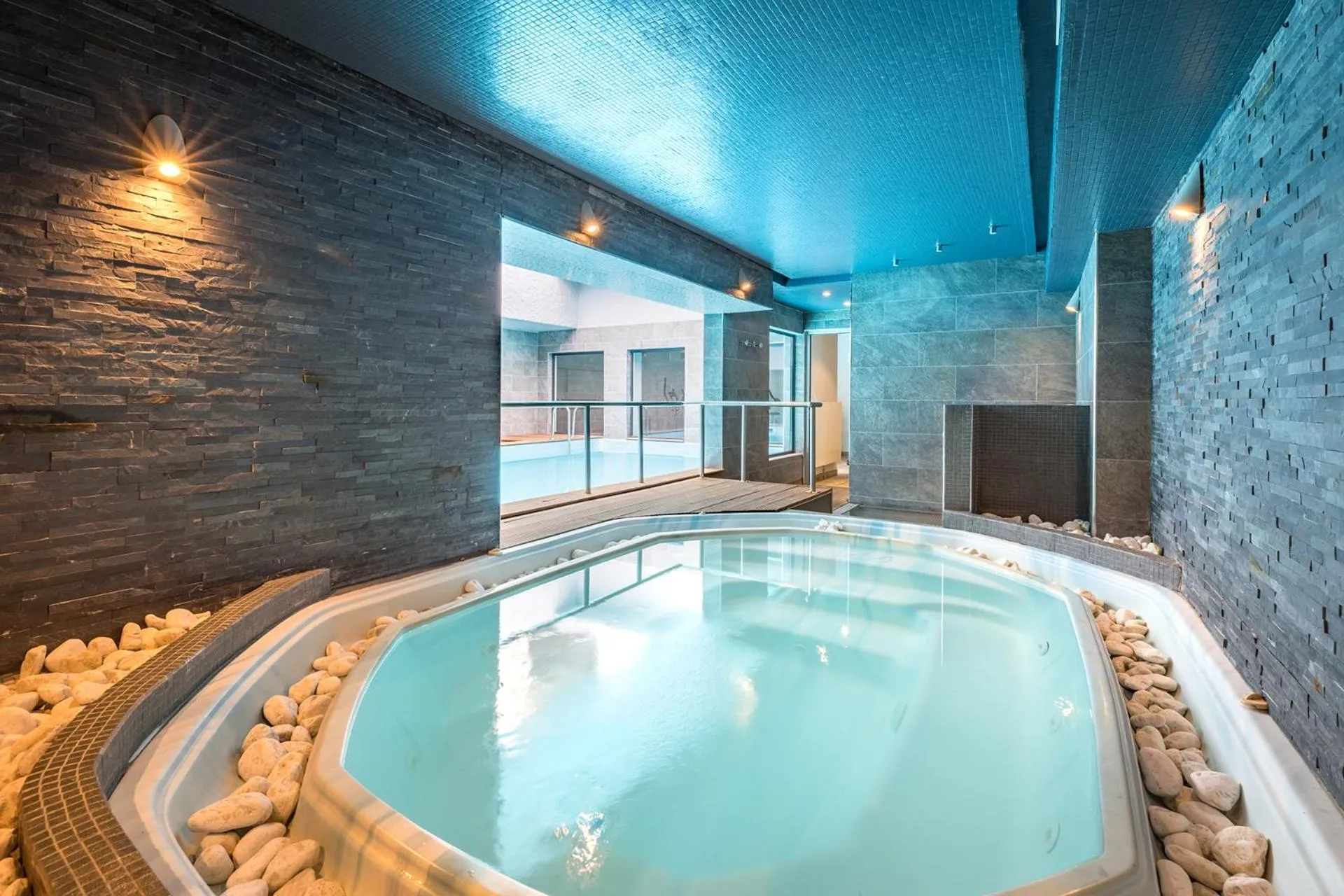 Hotel Brise de Mer - Piscine intérieure & extérieure