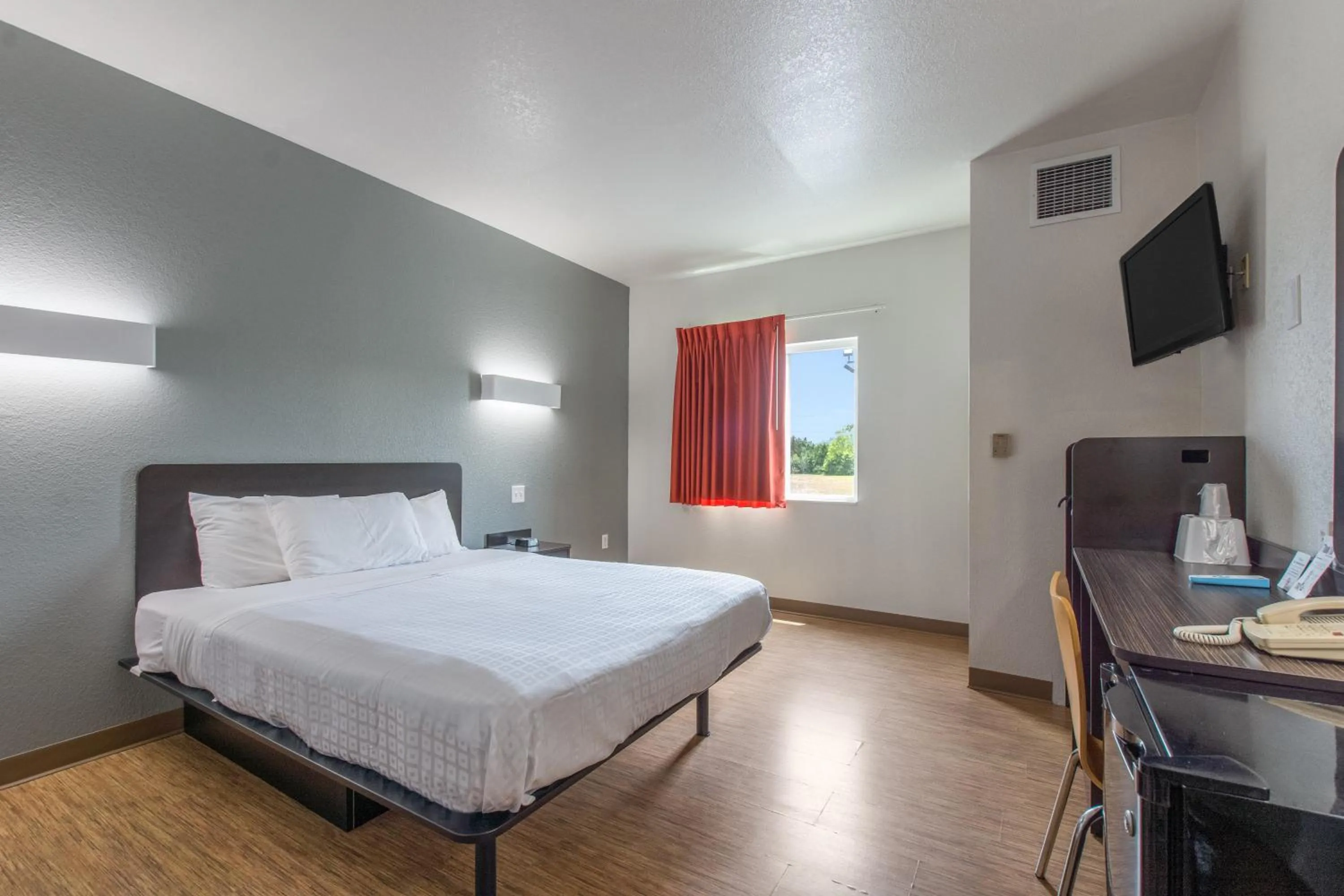 Bed in Americas Best Value Inn-Knoxville East