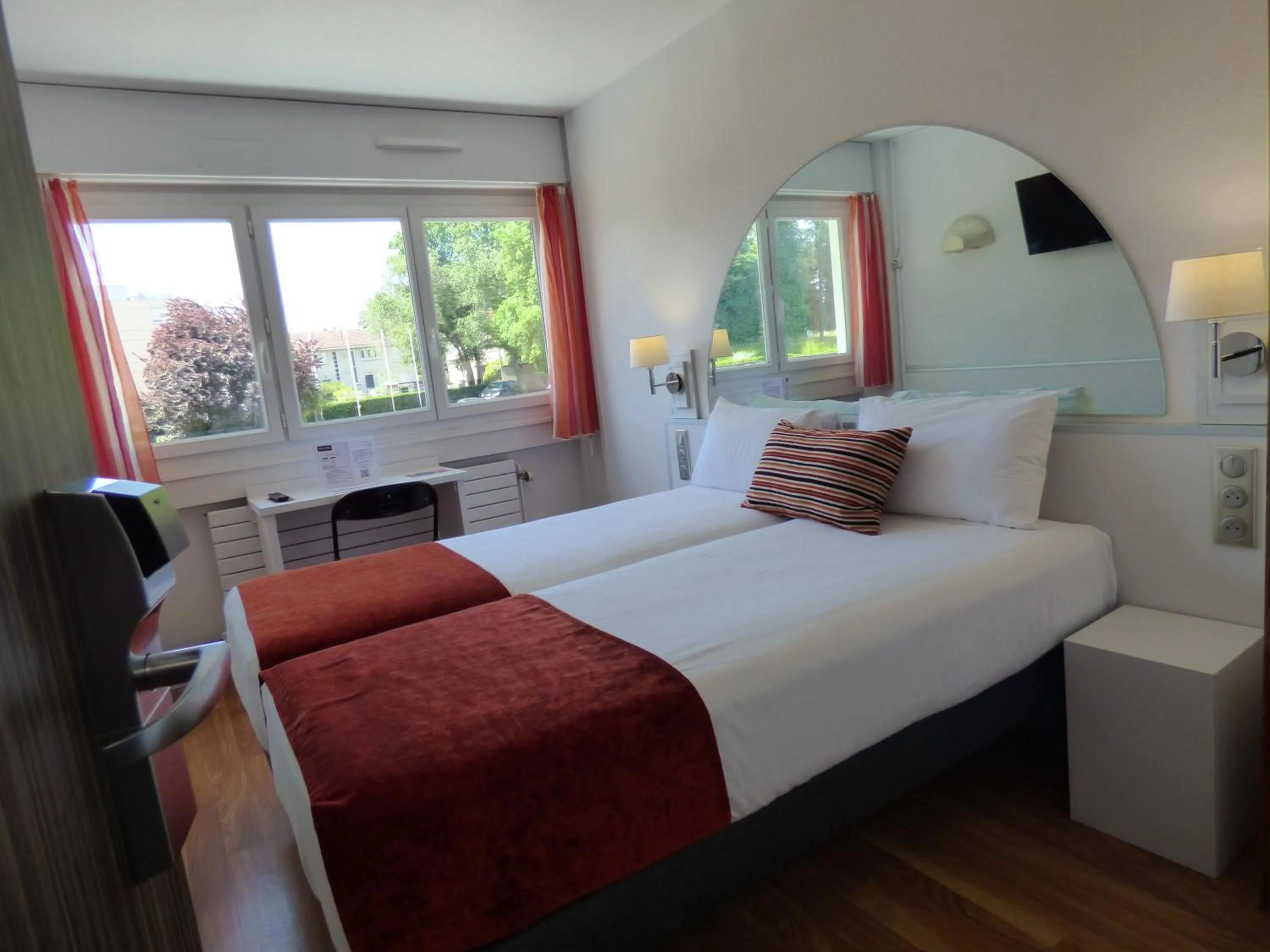 Bedroom, Bed in Cit'Hotel Escatel