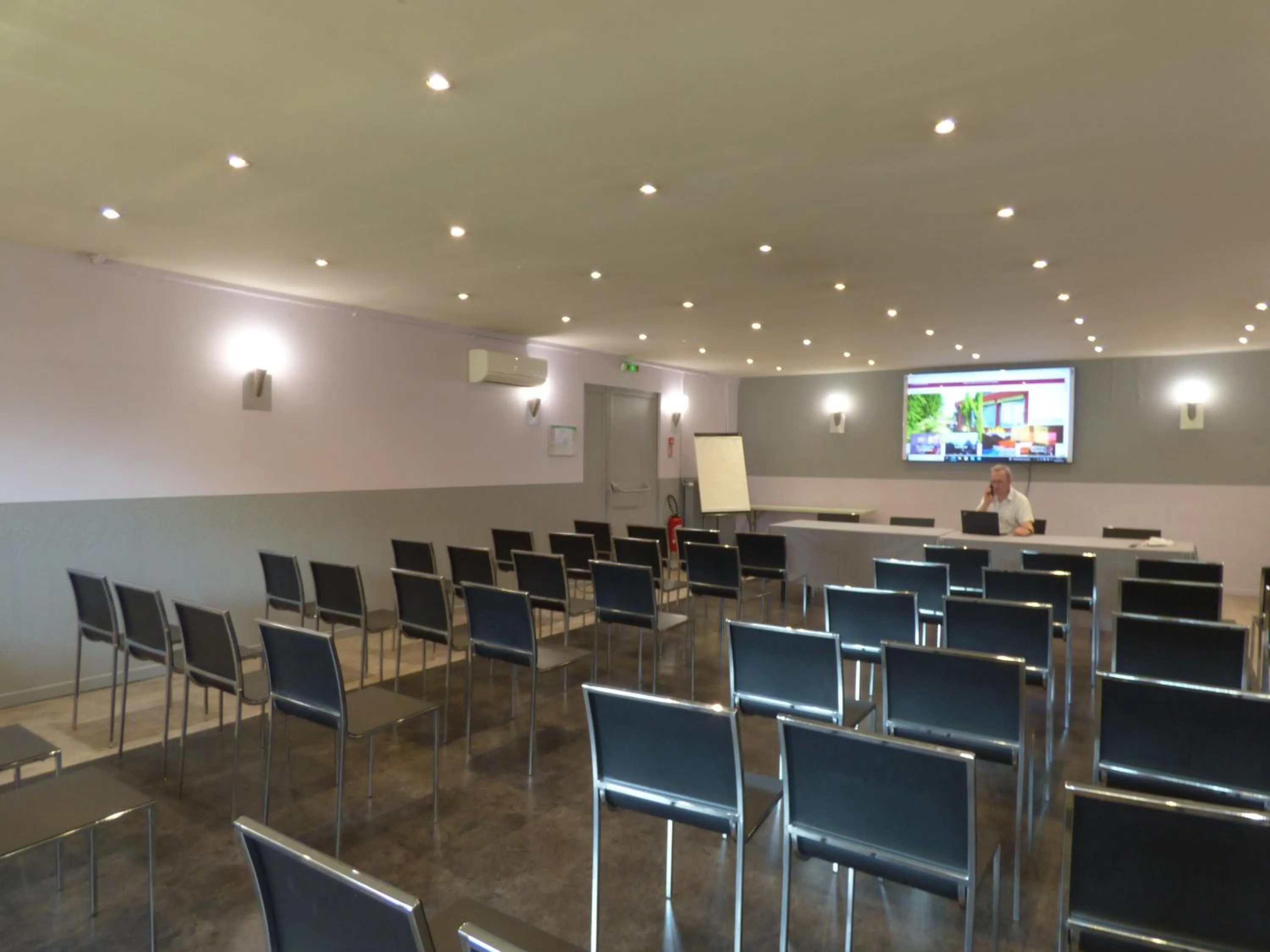 Meeting/conference room in Cit'Hotel Escatel