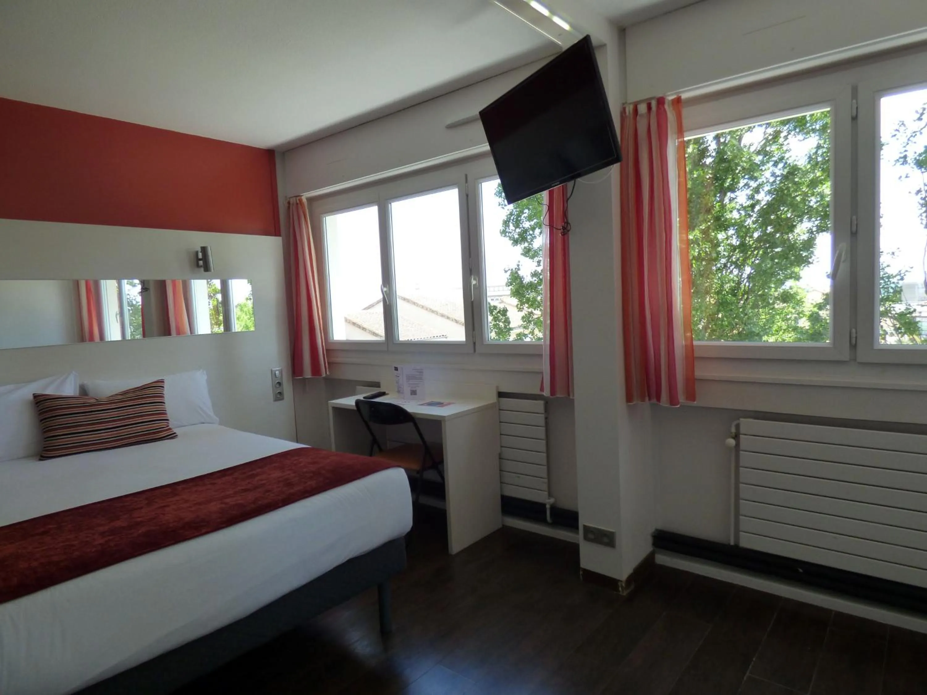 Bedroom, Bed in Cit'Hotel Escatel