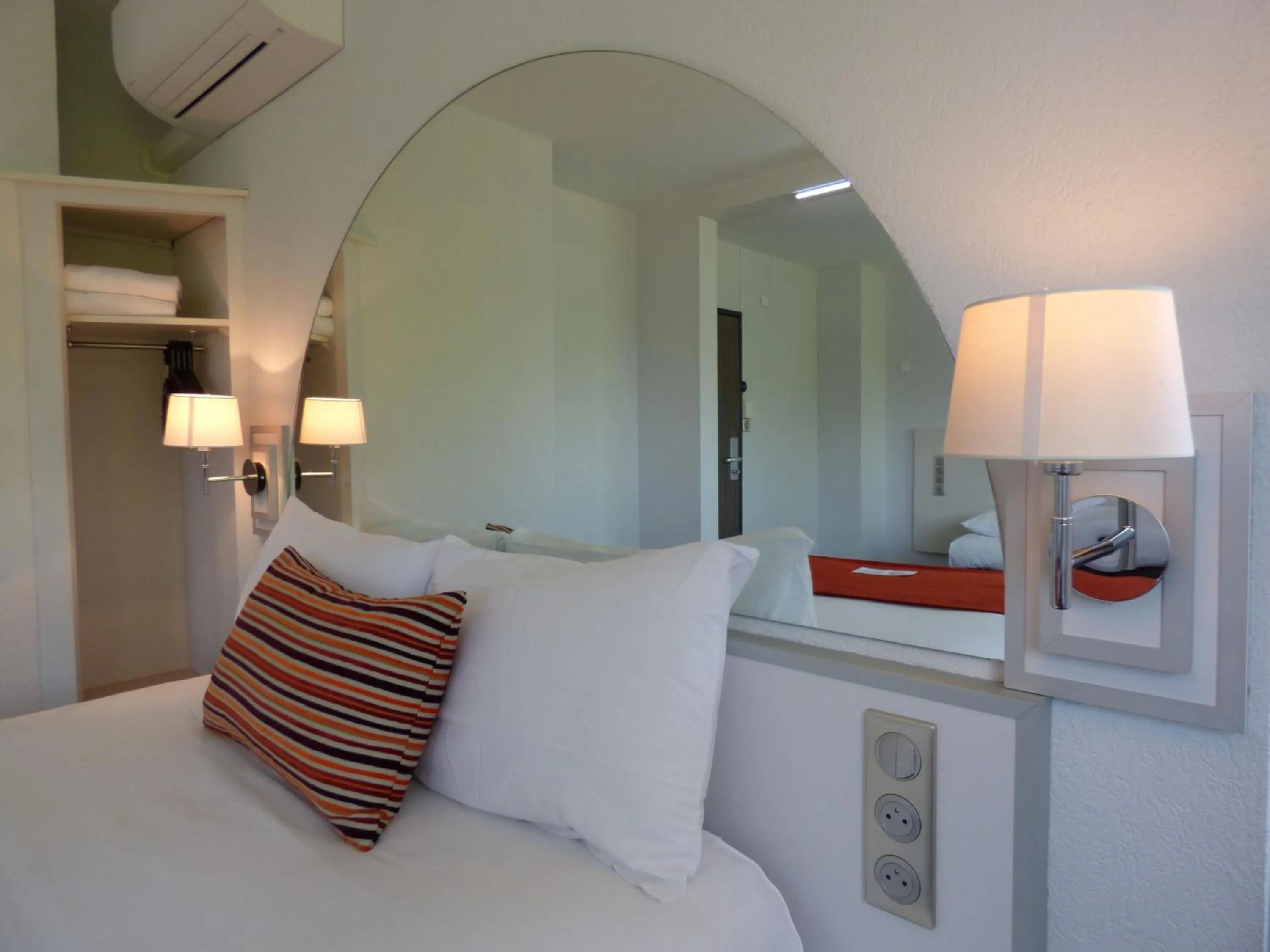 Bedroom, Bed in Cit'Hotel Escatel