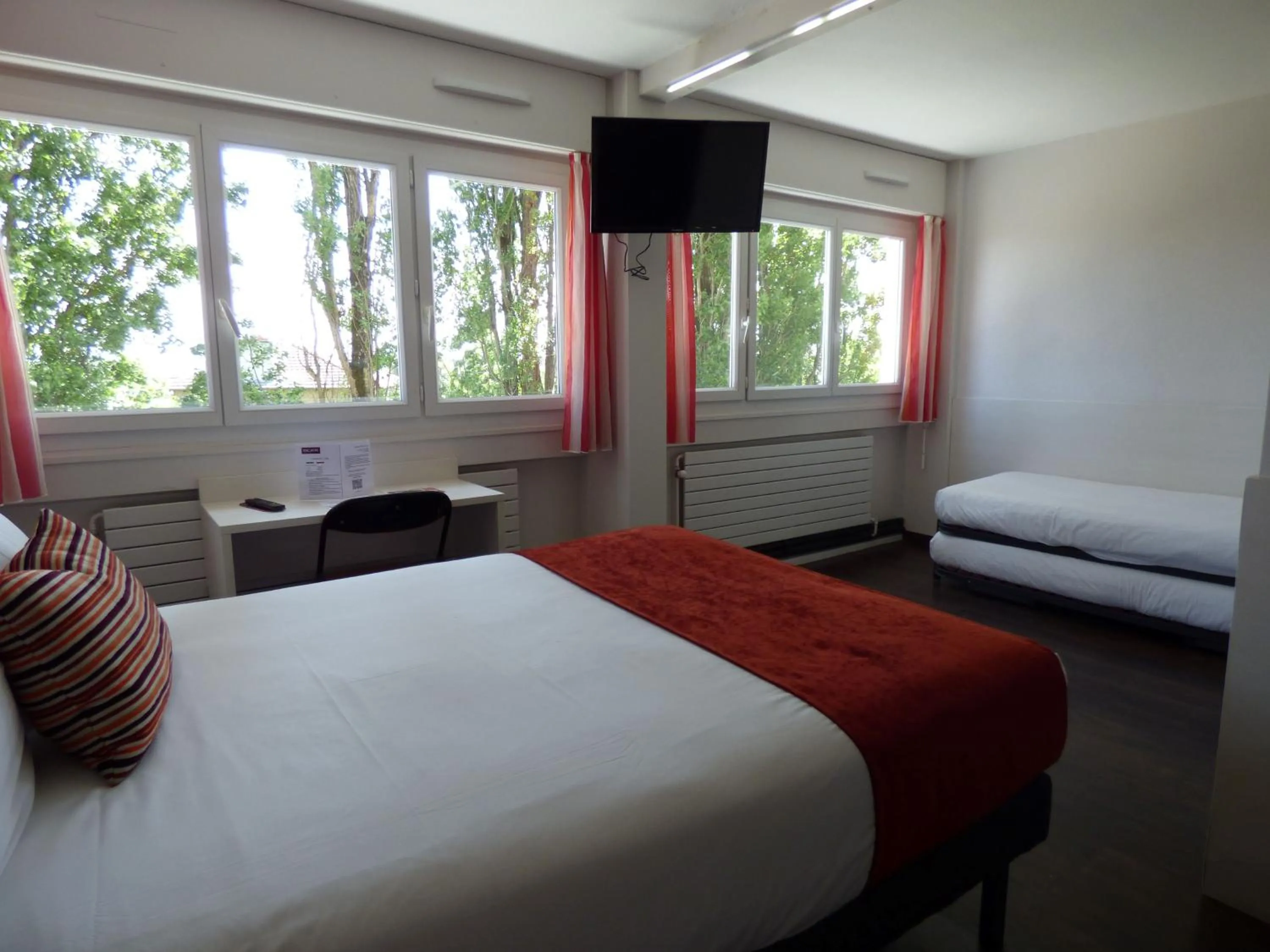 Bedroom, Bed in Cit'Hotel Escatel