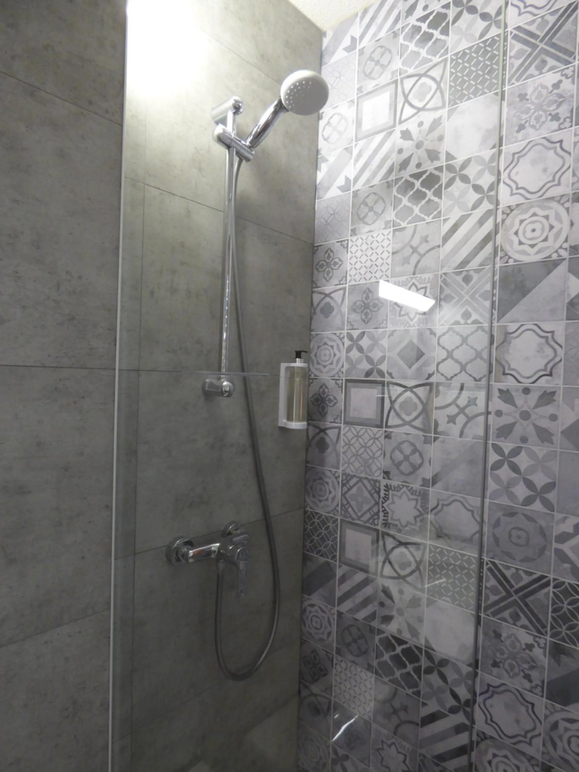 Shower in Cit'Hotel Escatel
