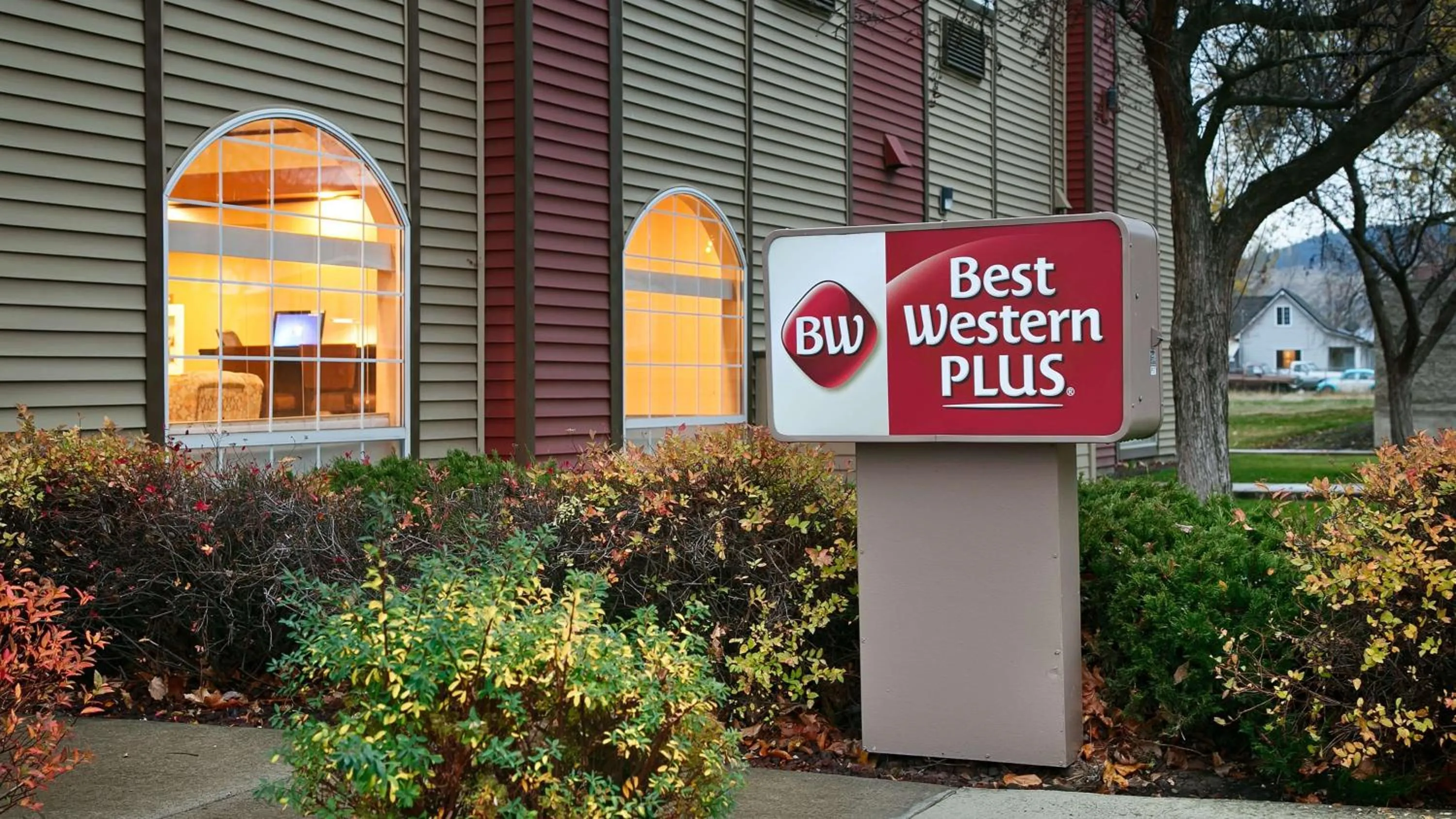 Property building in Best Western Plus Rama Inn & Suites