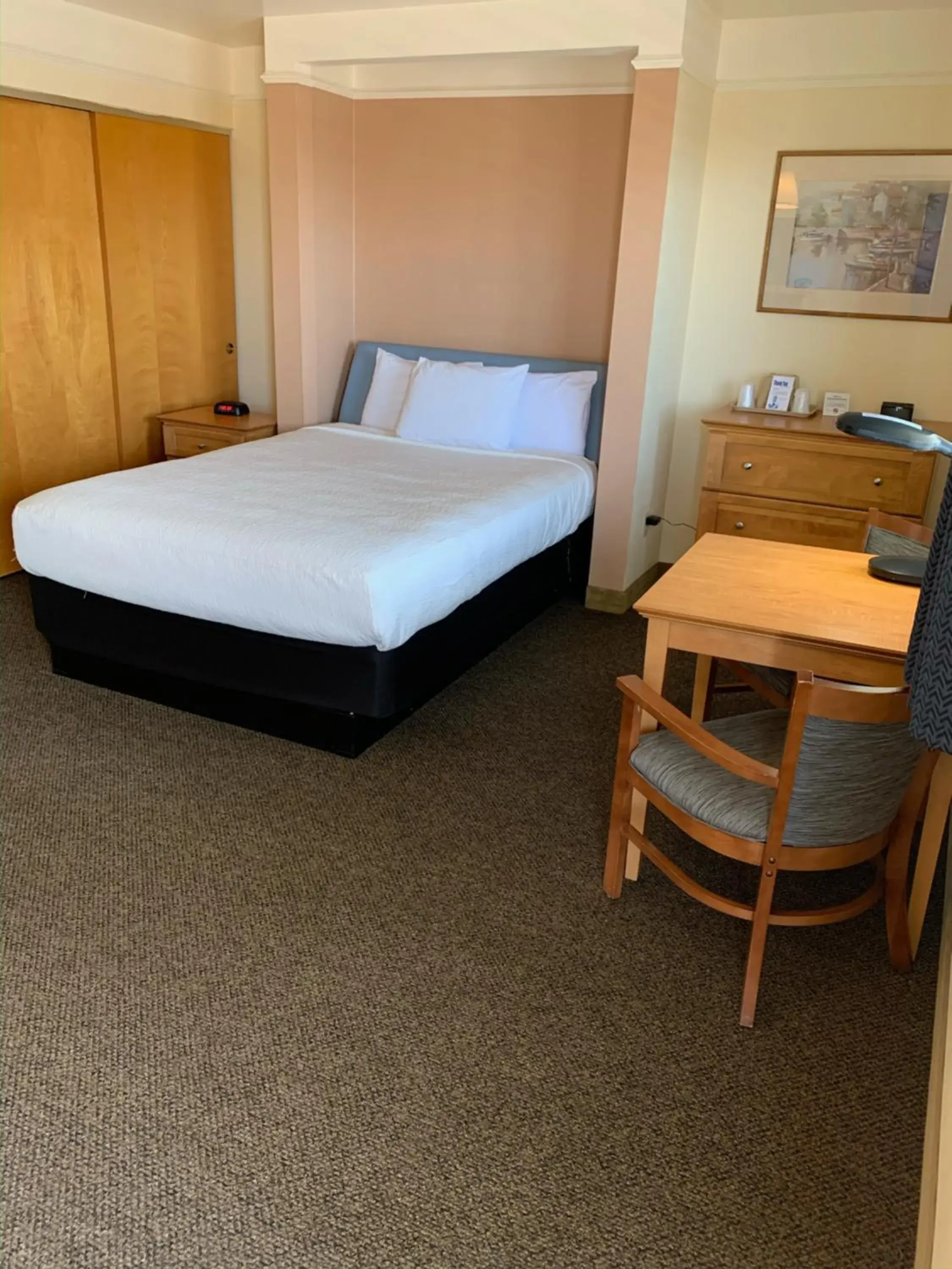 Bed in Seabird Lodge Fort Bragg Bed in Seabird Lodge Fort Bragg