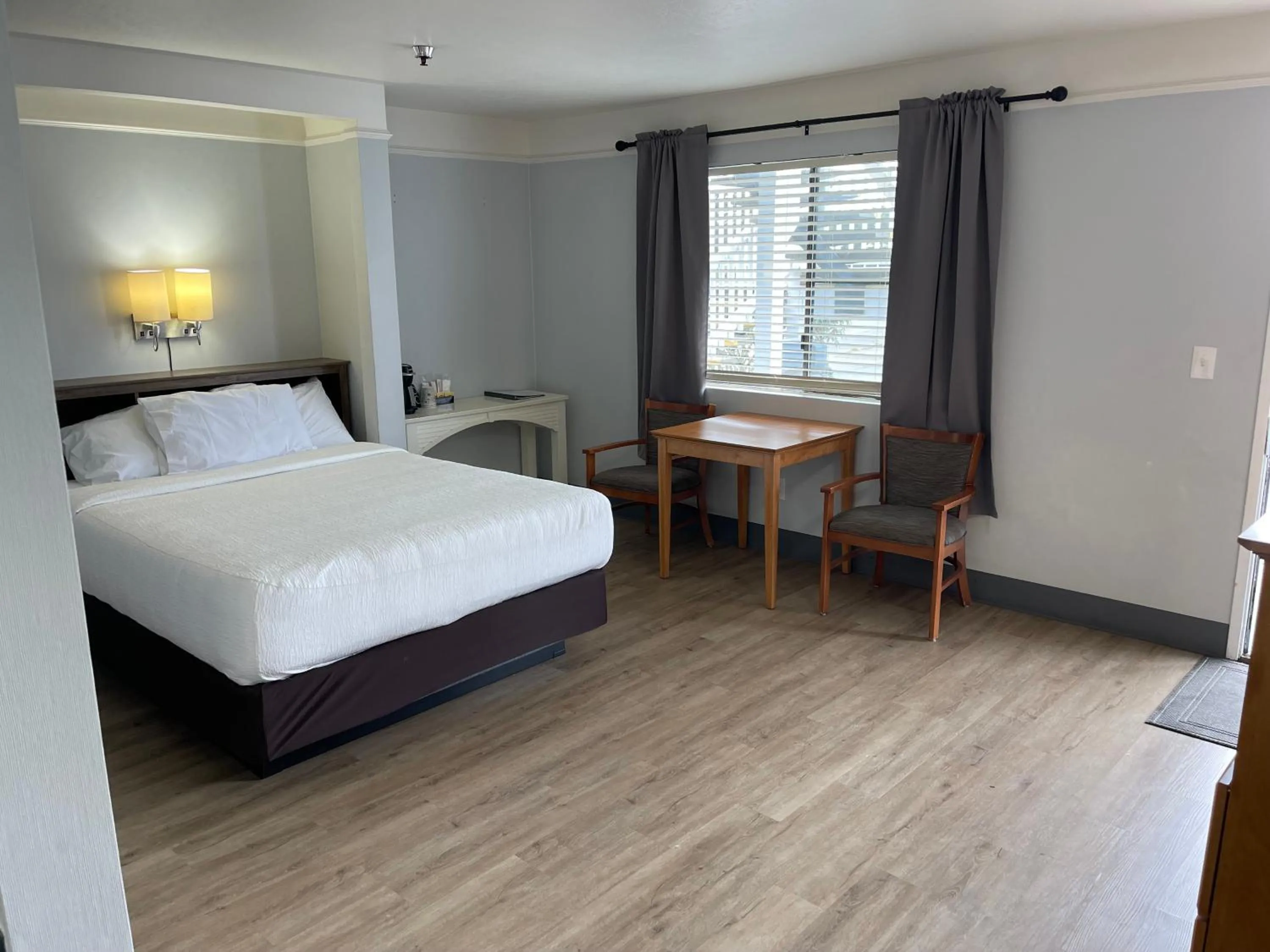 Bed in Seabird Lodge Fort Bragg