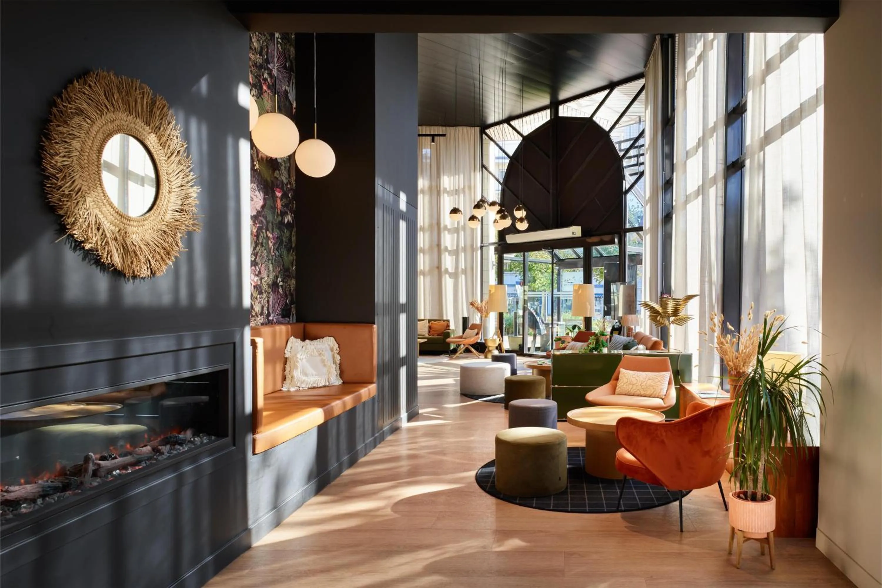 Lounge or bar in Radisson Hotel Clermont-Ferrand