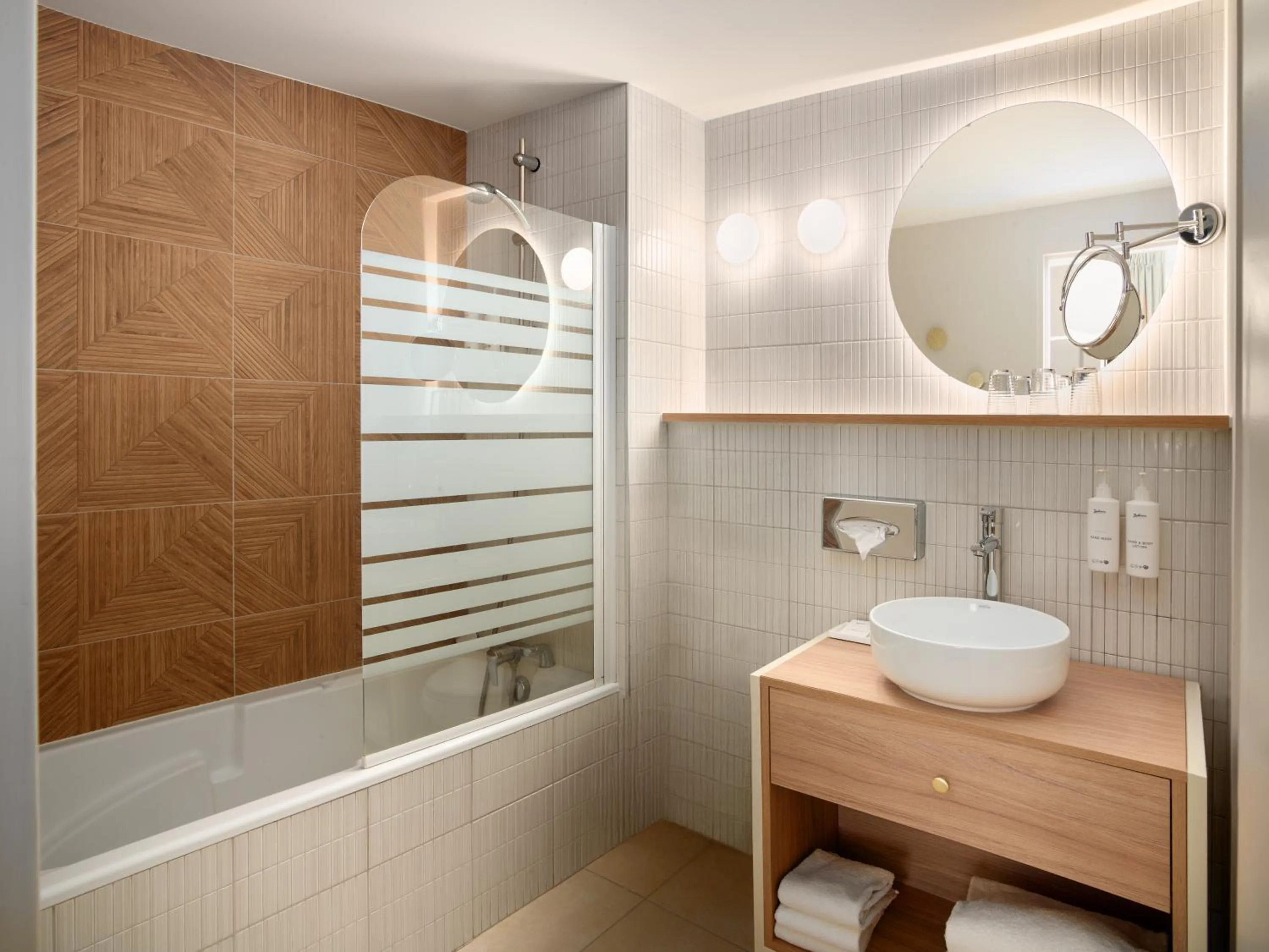 Bathroom in Radisson Hotel Clermont-Ferrand