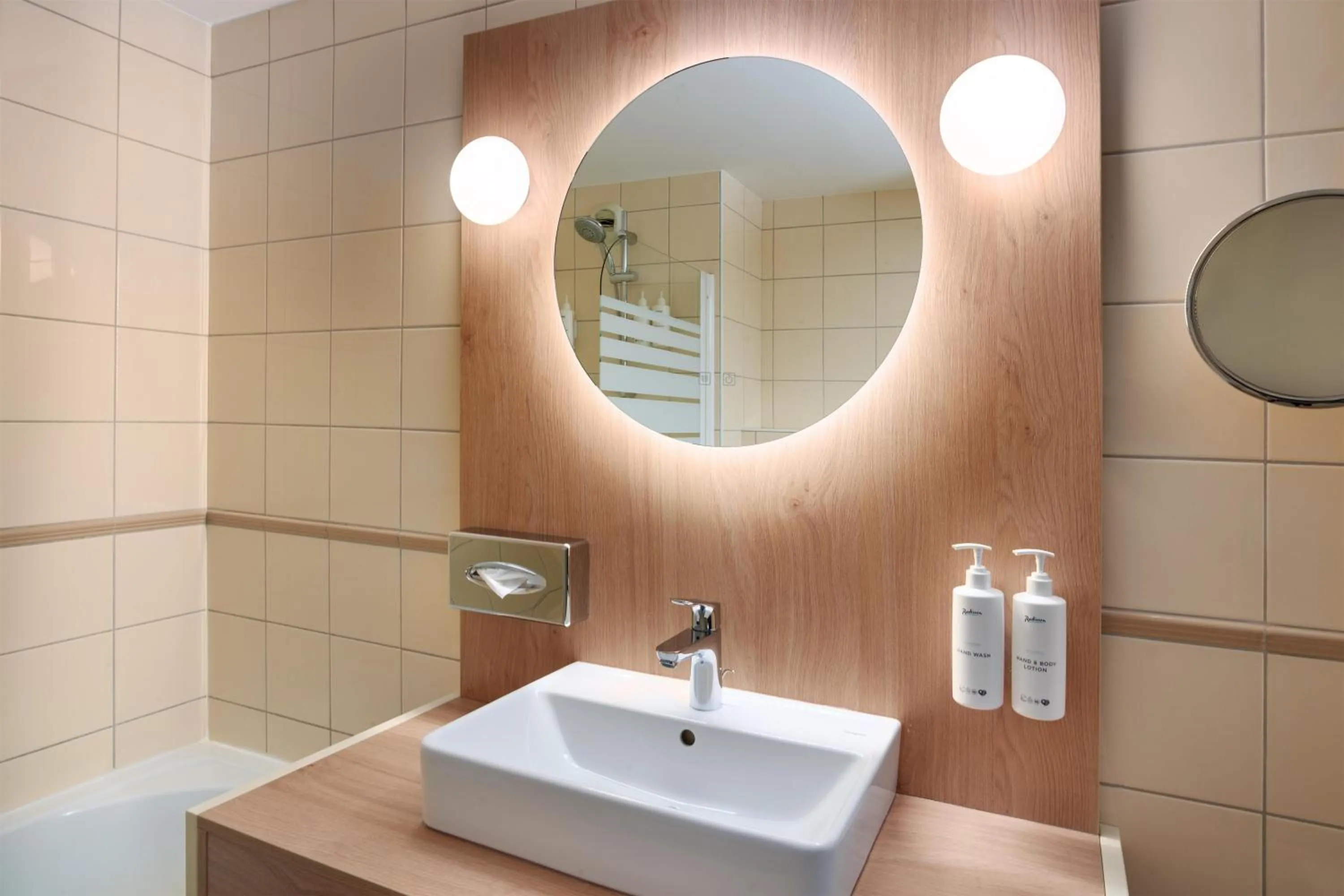 Bathroom in Radisson Hotel Clermont-Ferrand