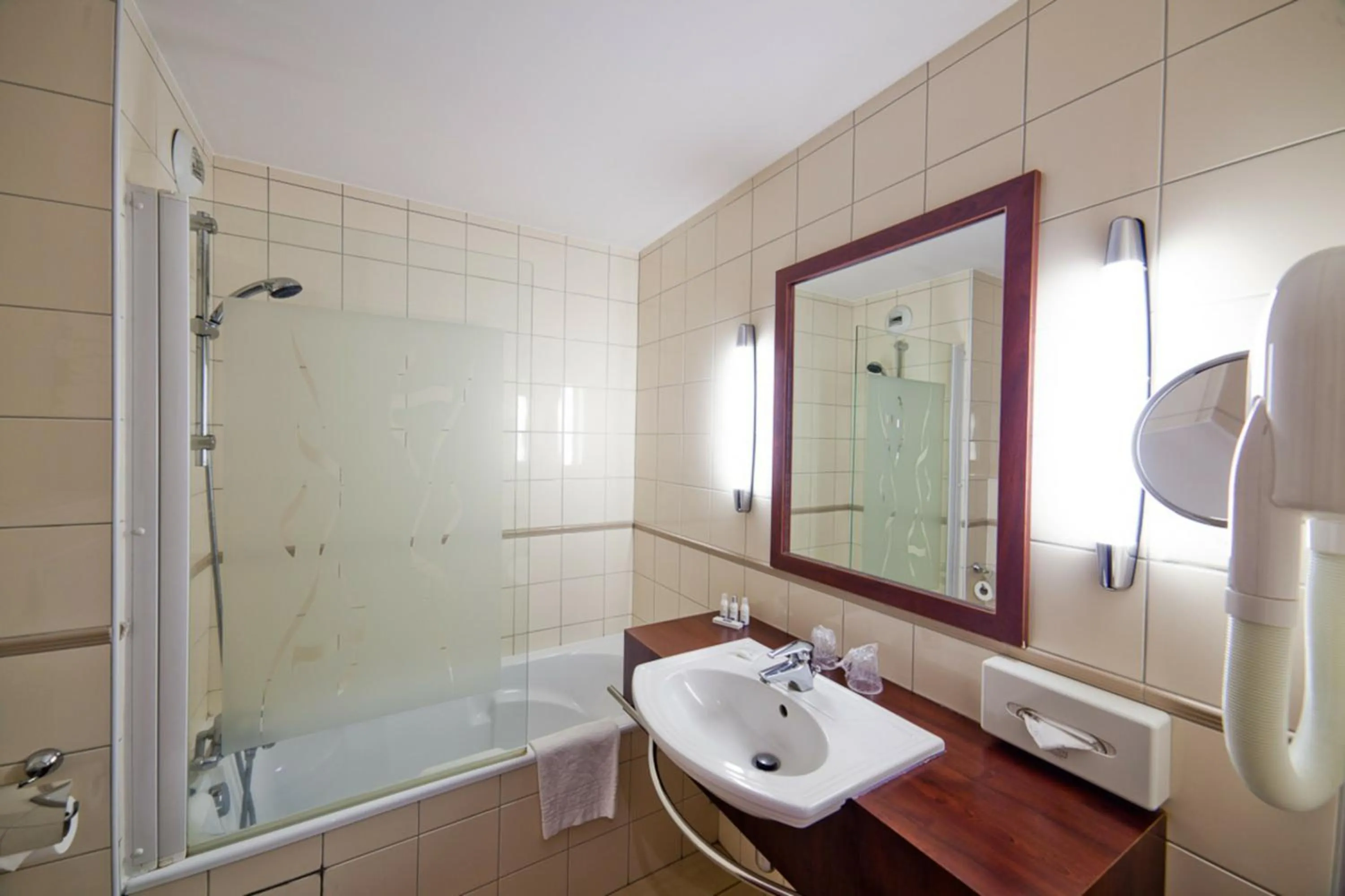 Shower in Kyriad Prestige Hotel Clermont-Ferrand