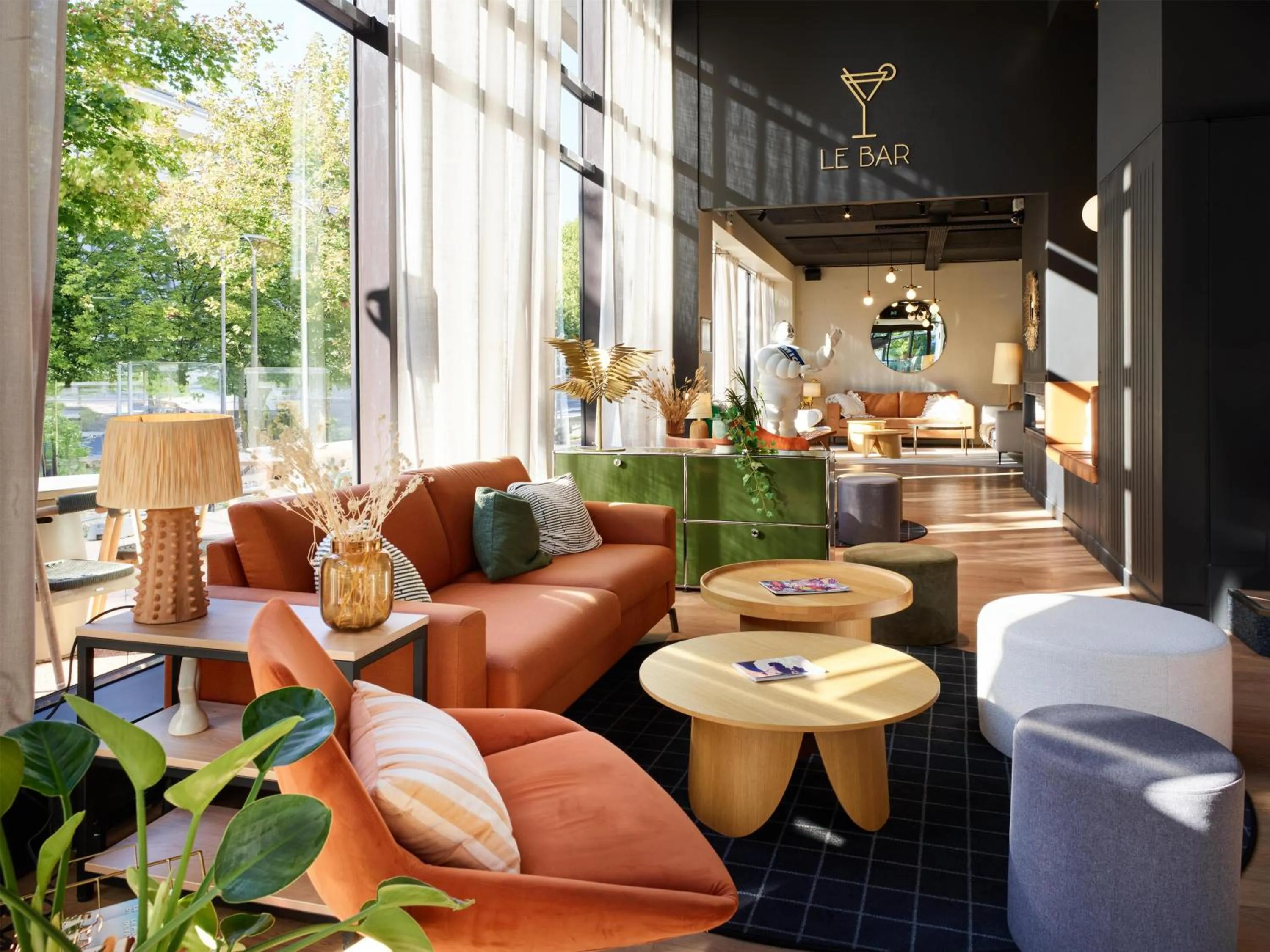 Lounge or bar in Radisson Hotel Clermont-Ferrand