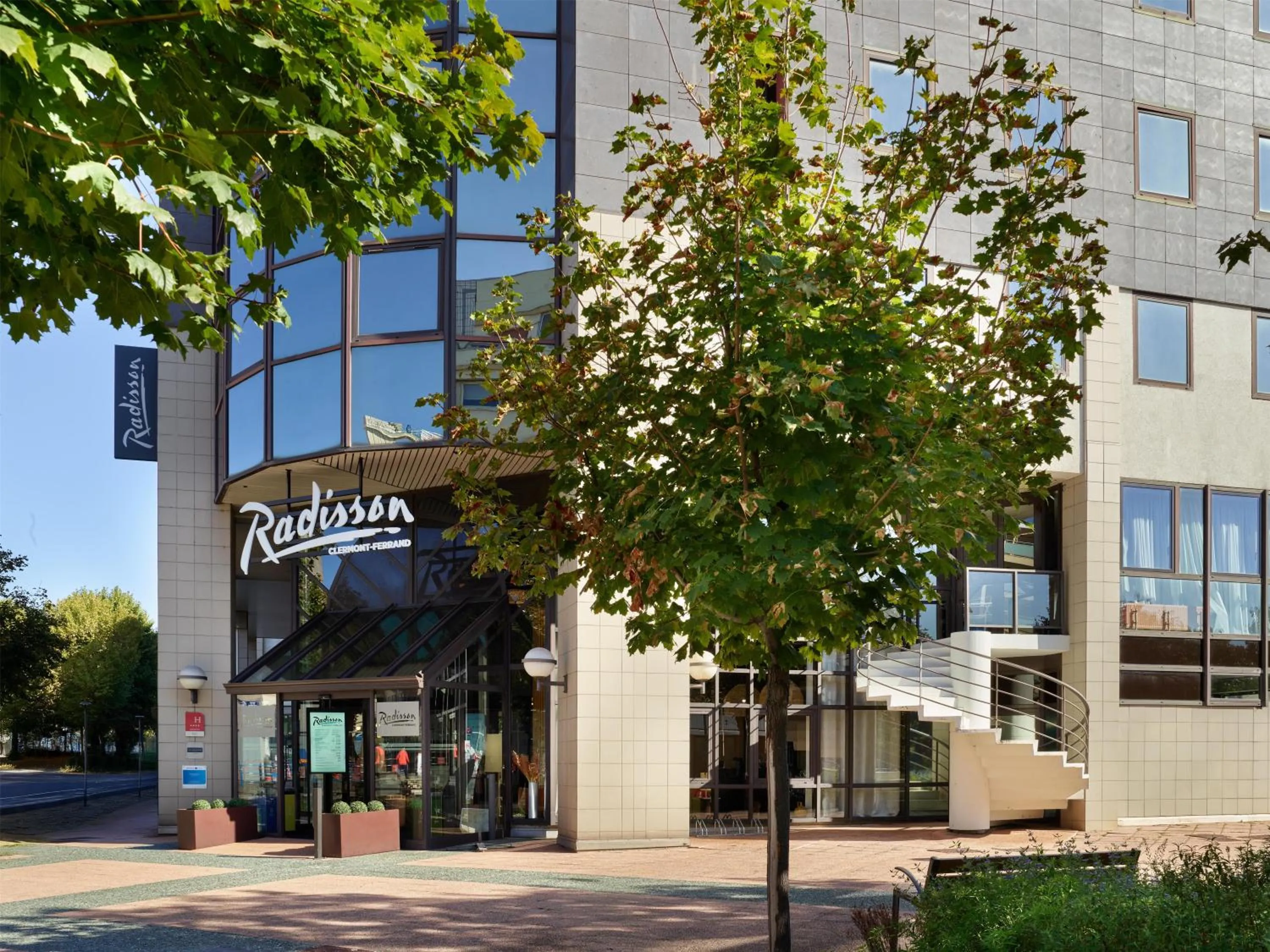 Property building in Radisson Hotel Clermont-Ferrand