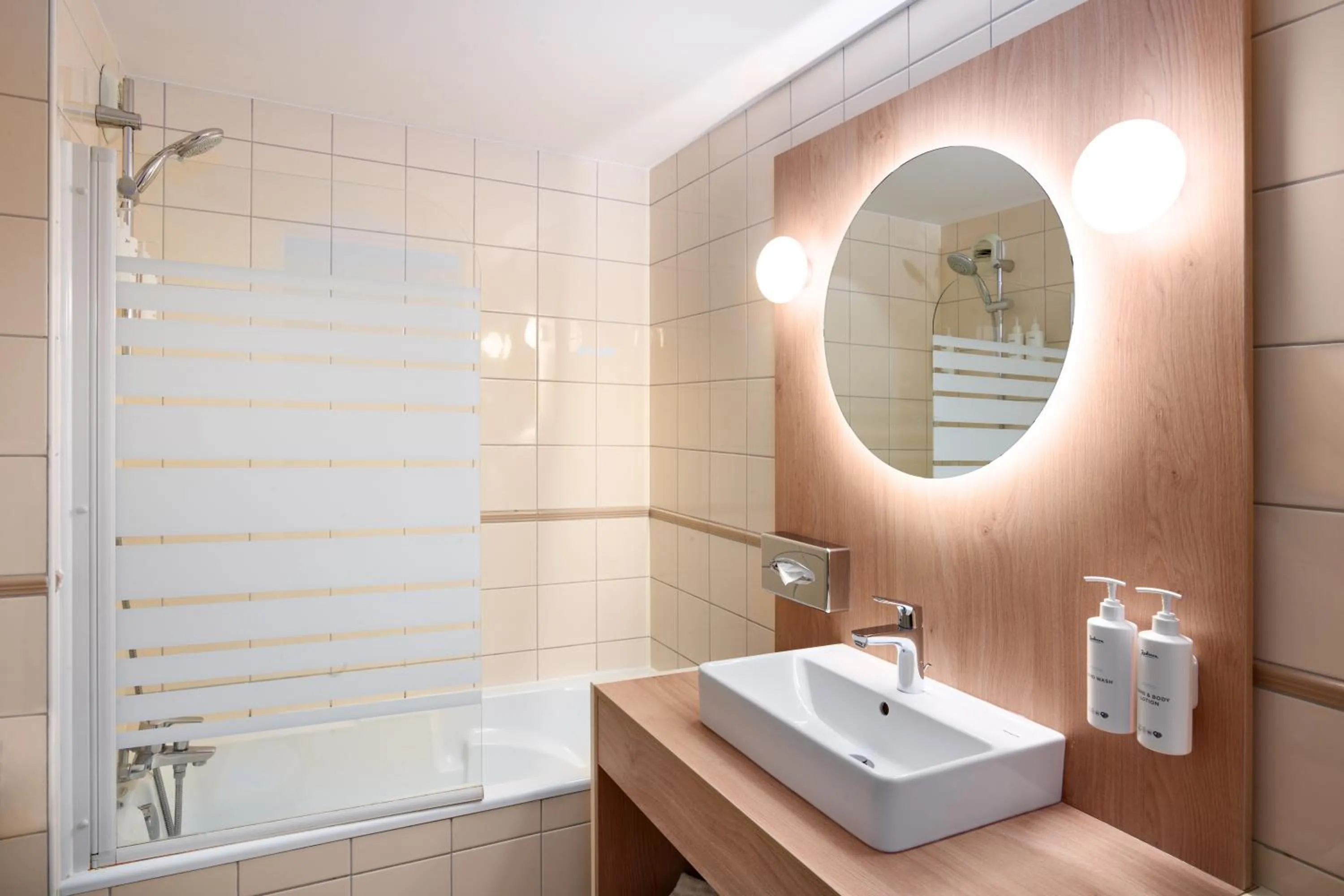 Bathroom in Radisson Hotel Clermont-Ferrand