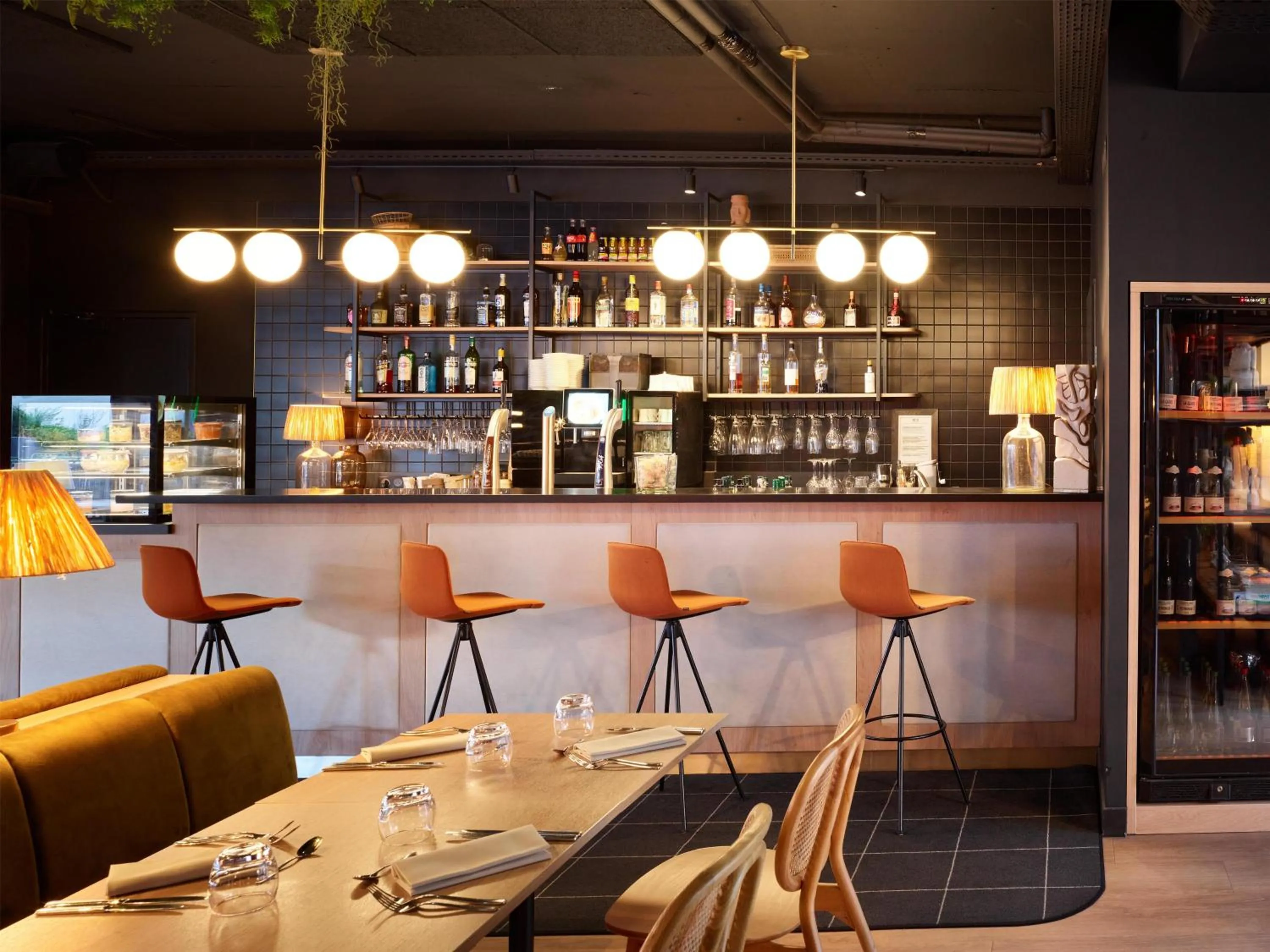 Lounge or bar in Radisson Hotel Clermont-Ferrand