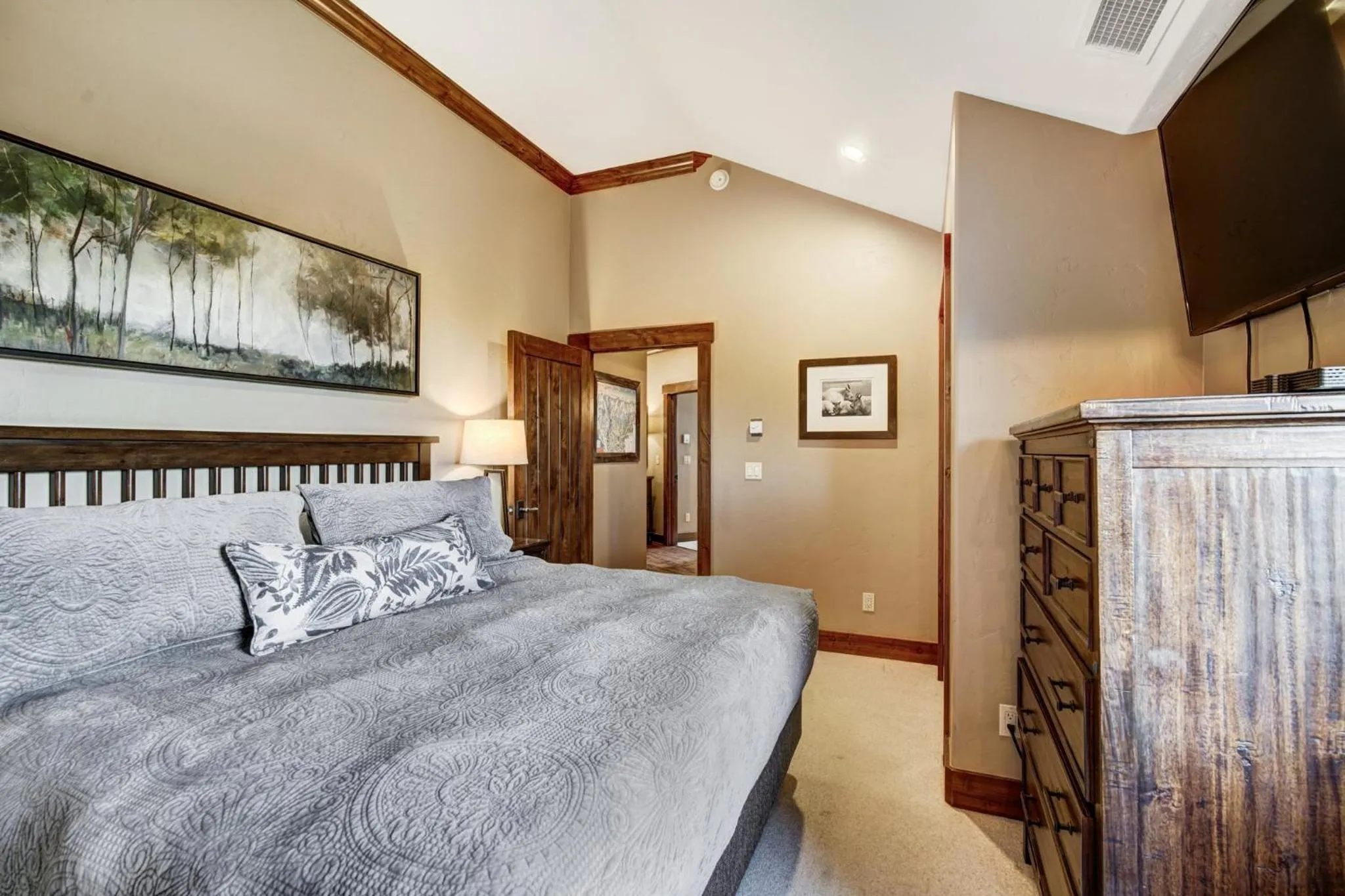 Bedroom, Bed in Crystal Peak Lodge By Vail Resorts