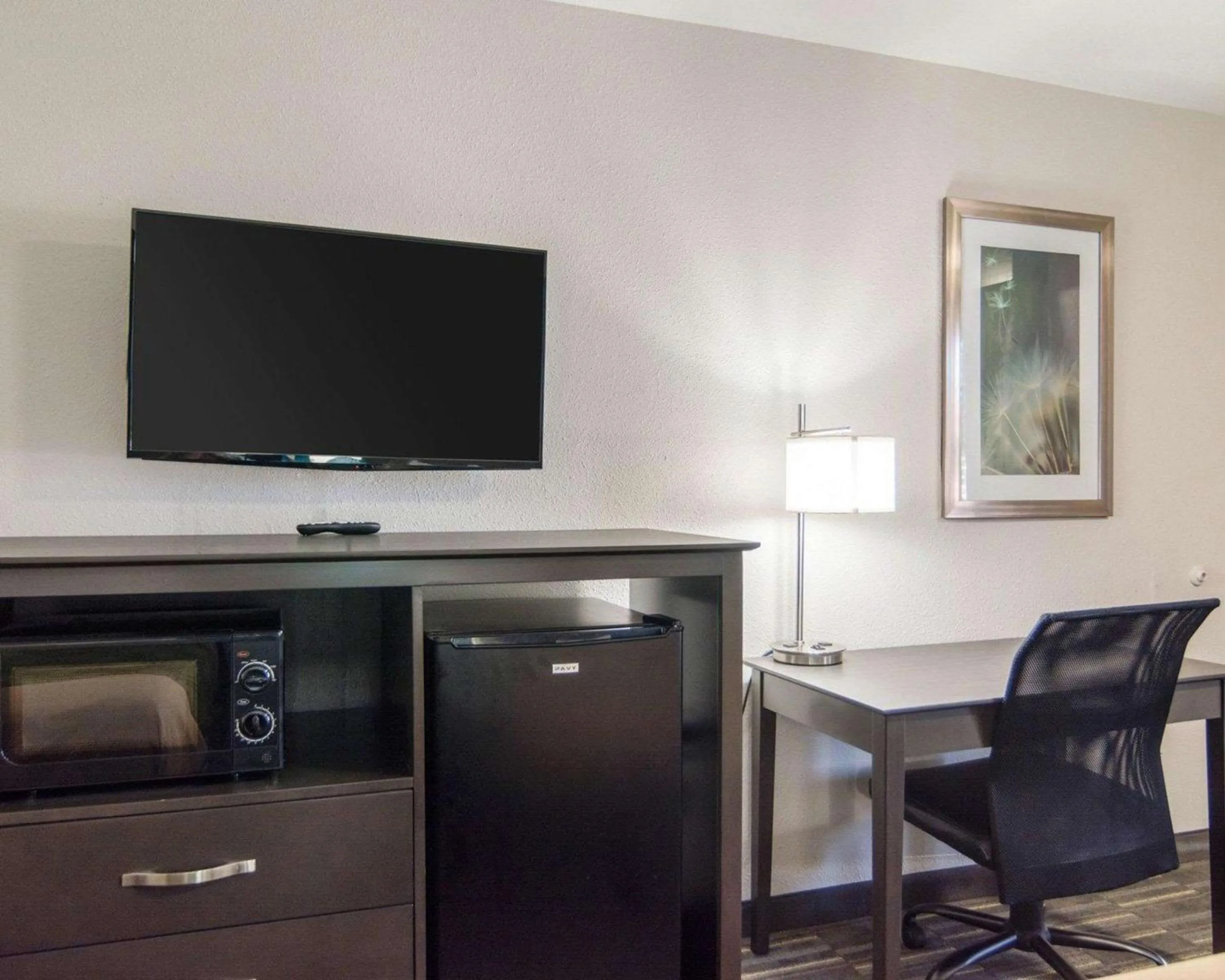 Bedroom in HomeStay Inn & Suites