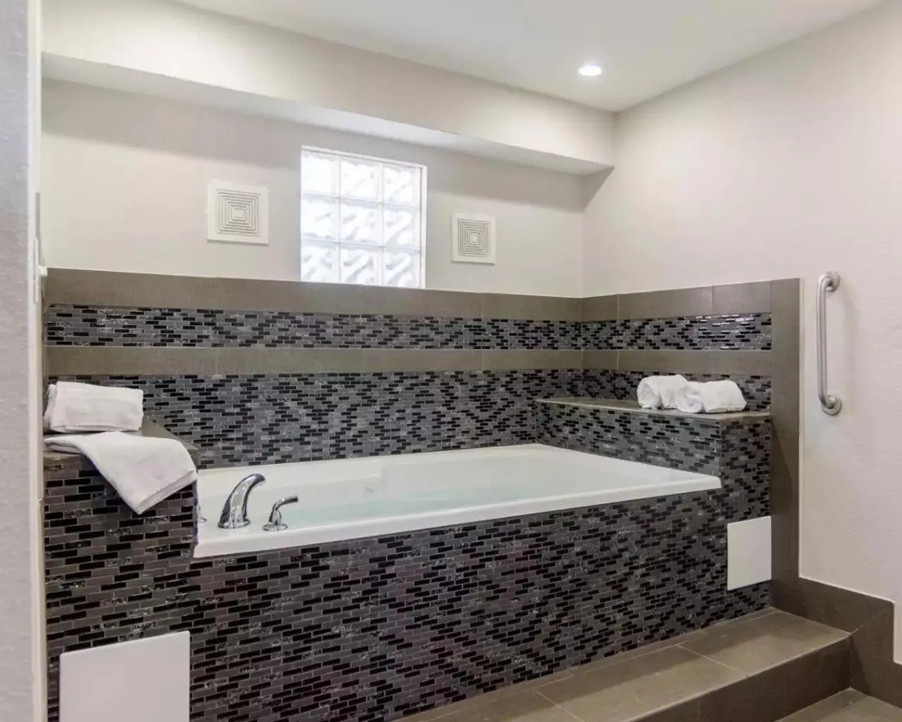 Bath in HomeStay Inn & Suites