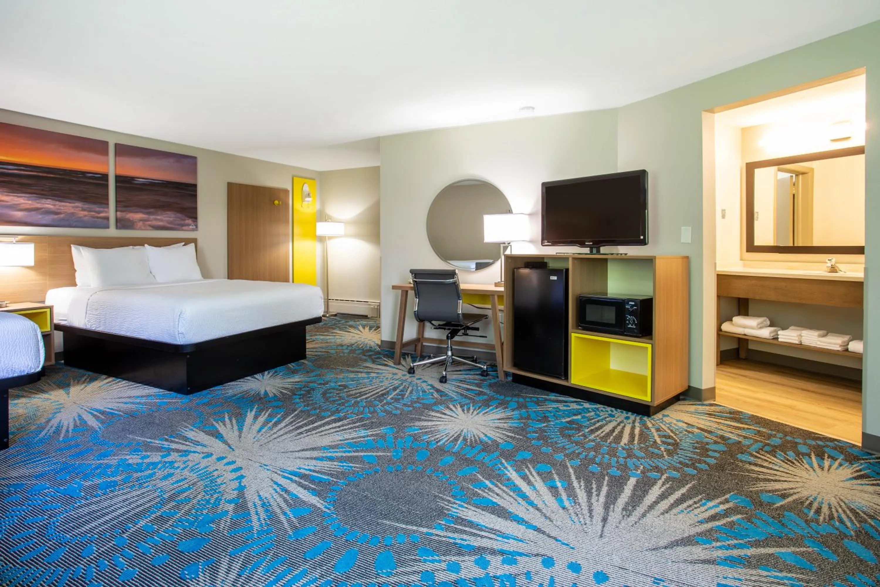TV and multimedia, Bed in Days Inn by Wyndham Marquette