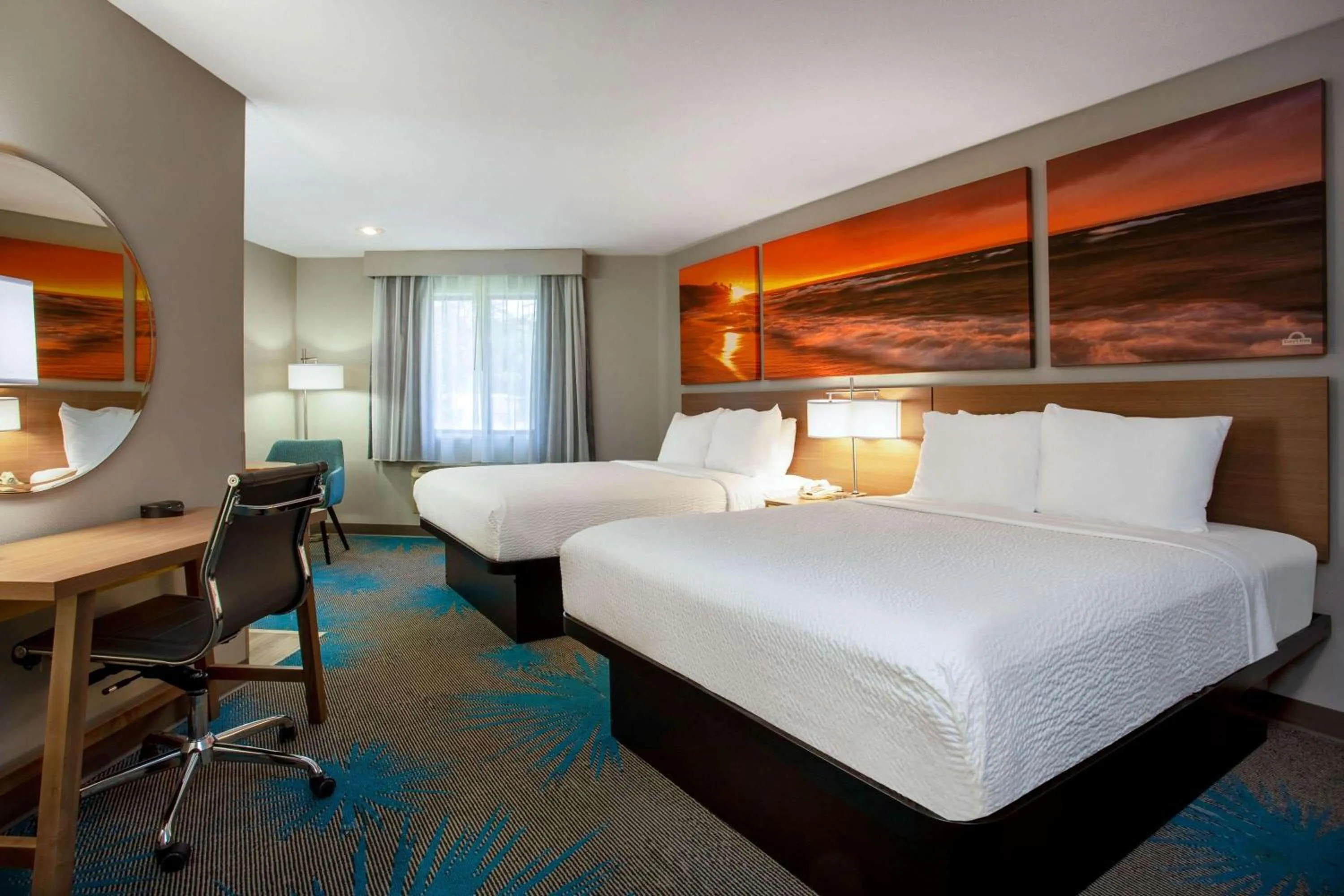 Photo of the whole room, Bed in Days Inn by Wyndham Marquette