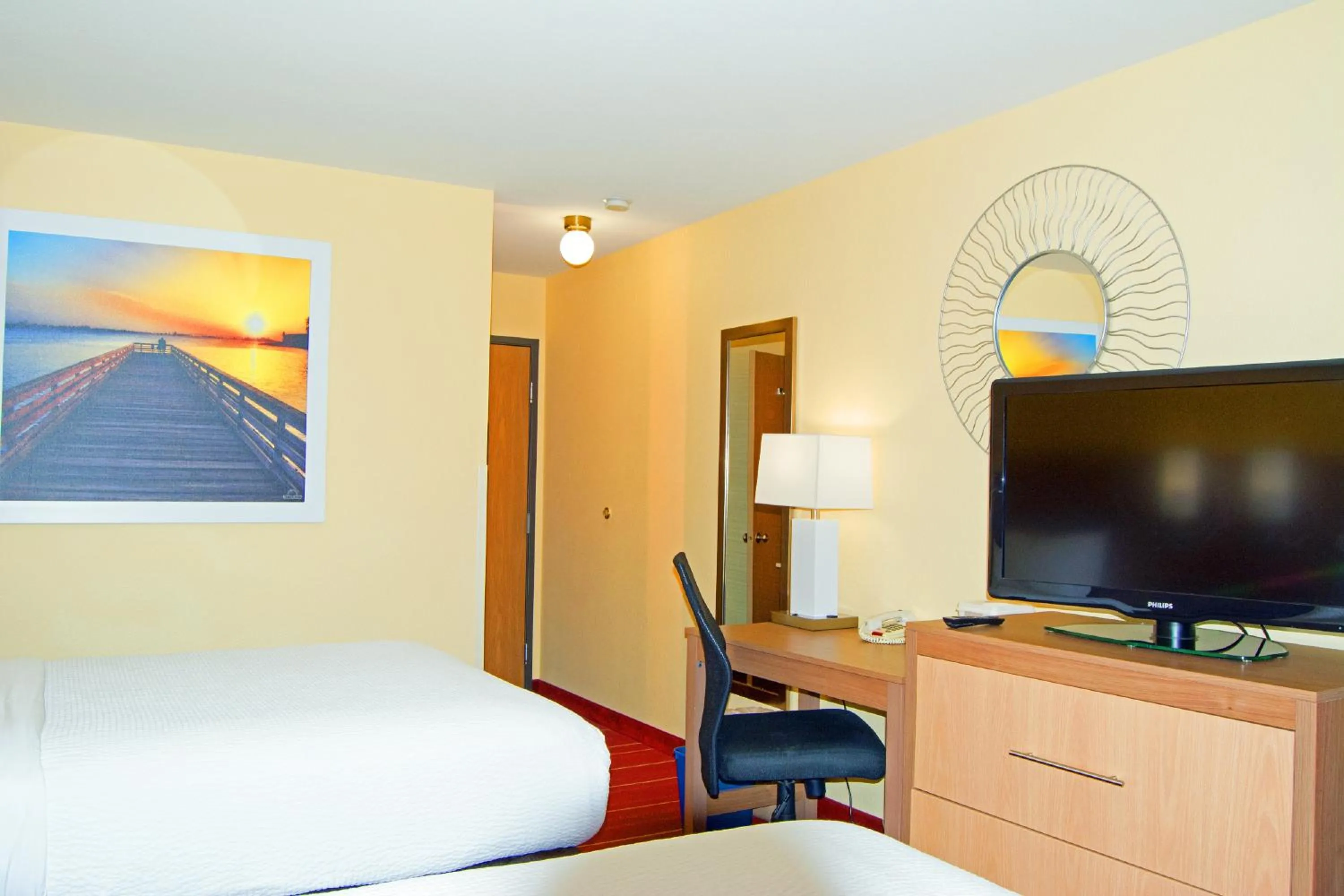 Bedroom, Bed in Days Inn by Wyndham Marquette