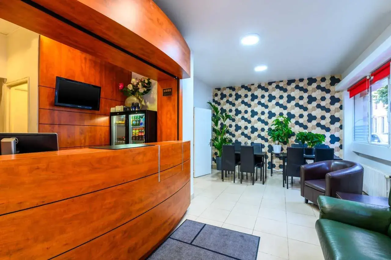 Staff in Comfort Hotel Rouen Alba Staff in Comfort Hotel Rouen Alba