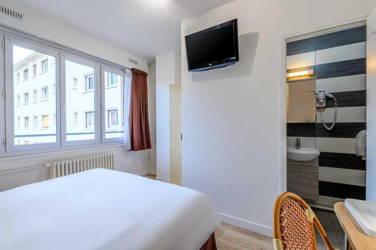 Photo of the whole room, Bed in Comfort Hotel Rouen Alba