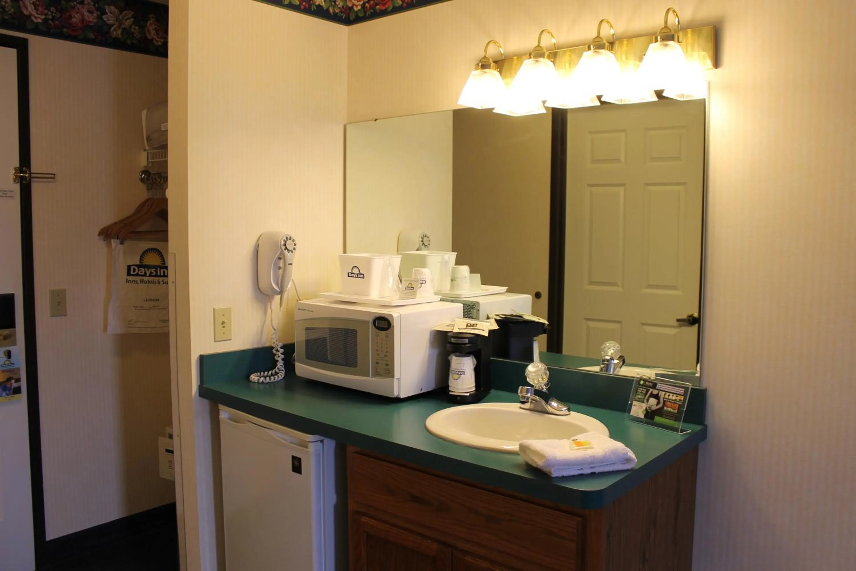 Kitchen or kitchenette in Days Inn by Wyndham Grayling