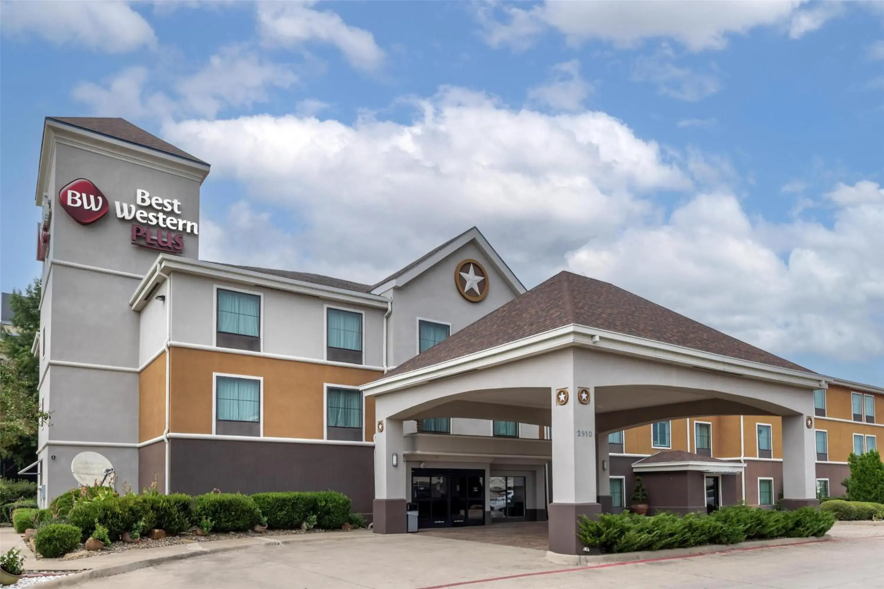 Property building in Best Western Plus Denton Inn & Suites Property building in Best Western Plus Denton Inn & Suites