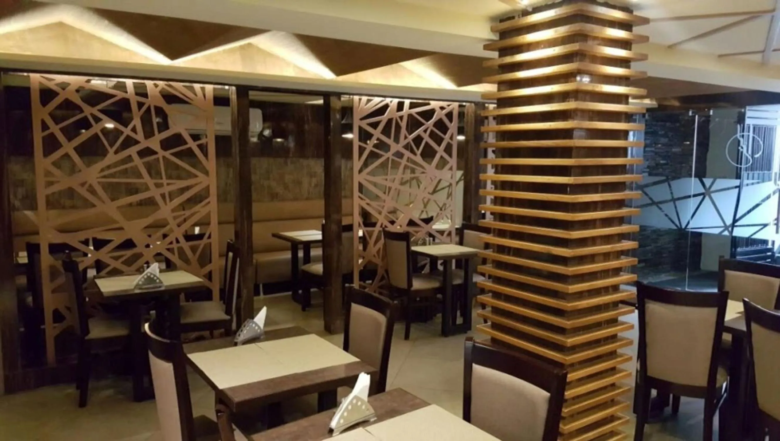 Restaurant/places to eat in Liza Regency