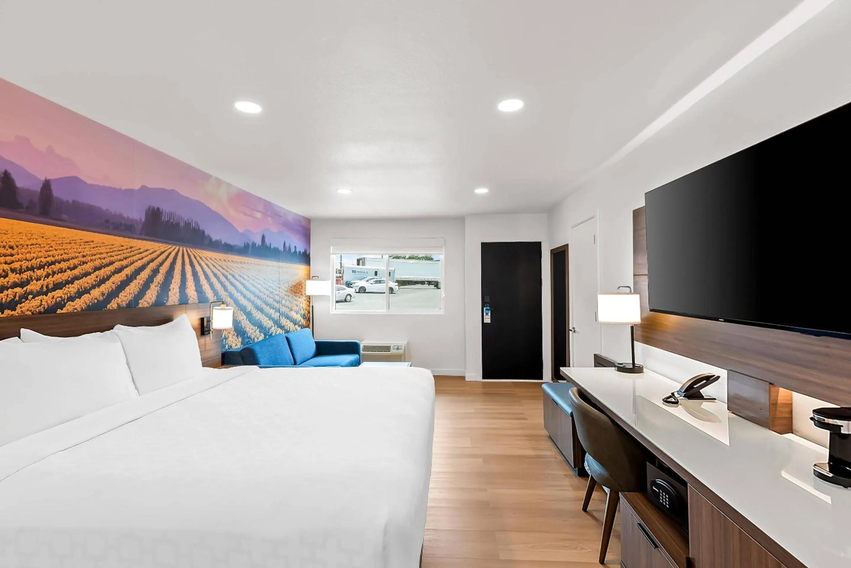 Bedroom, Bed in Clarion Pointe Mount Vernon - Burlington