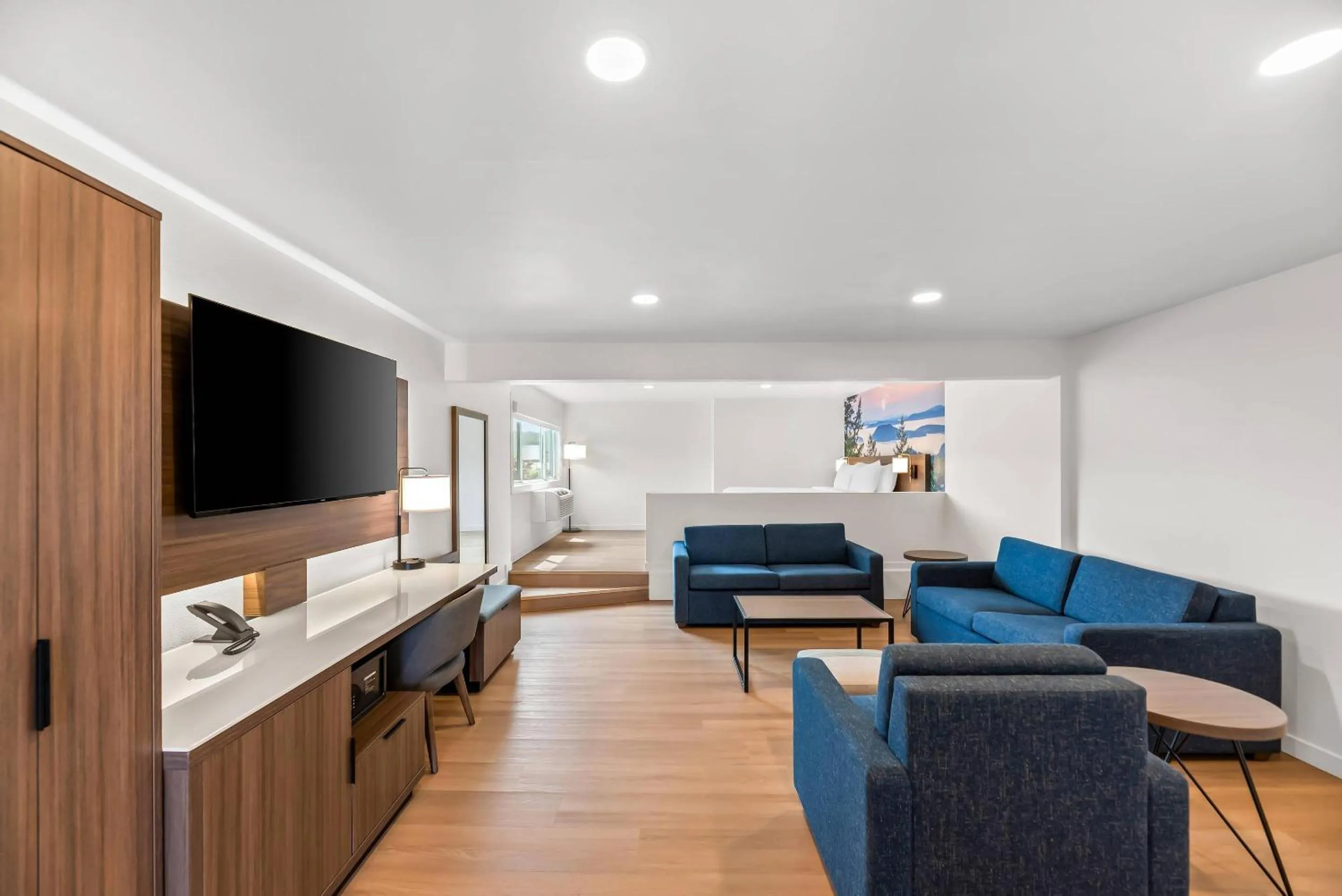 Bedroom in Clarion Pointe Mount Vernon - Burlington