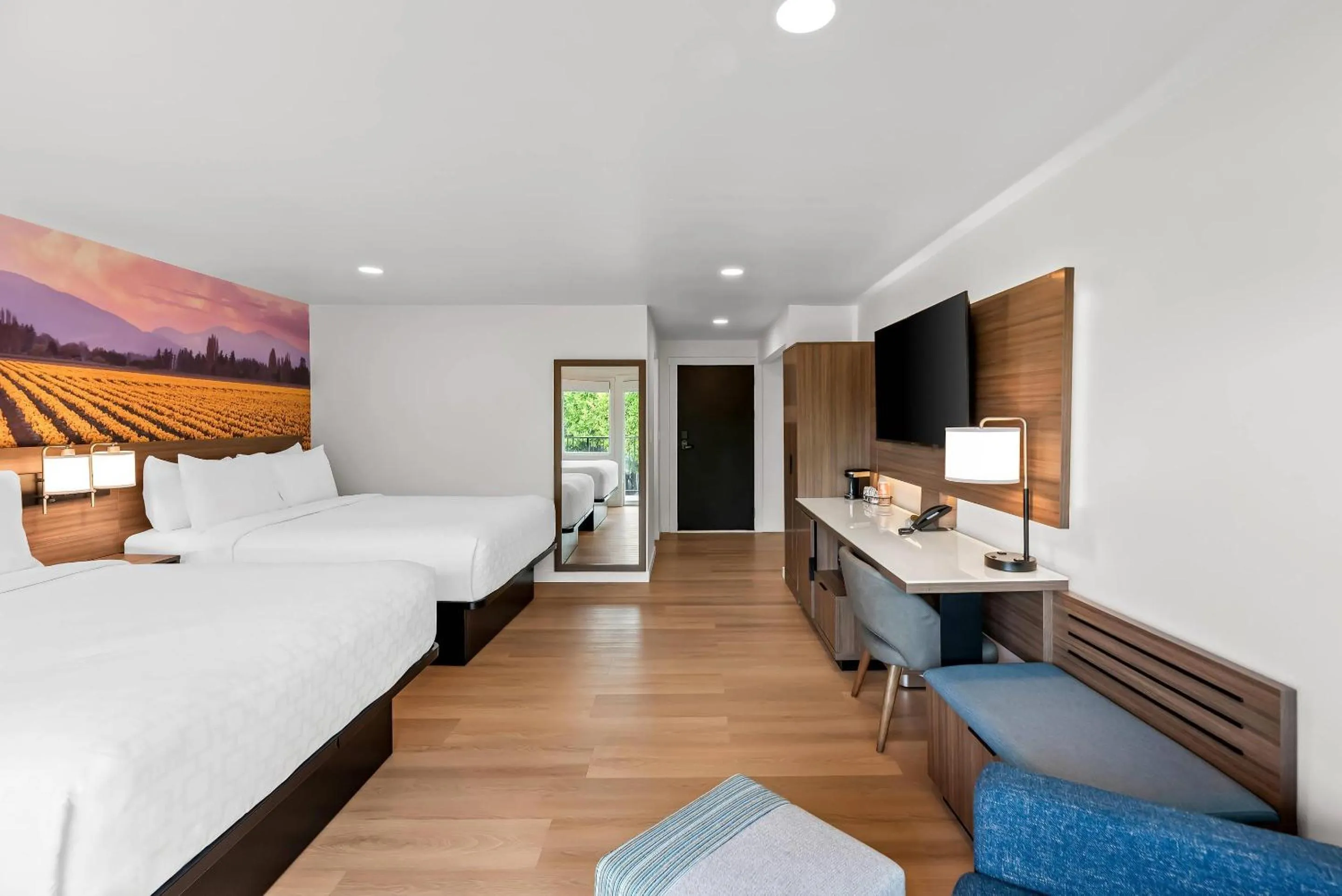 Bedroom, Bed in Clarion Pointe Mount Vernon - Burlington