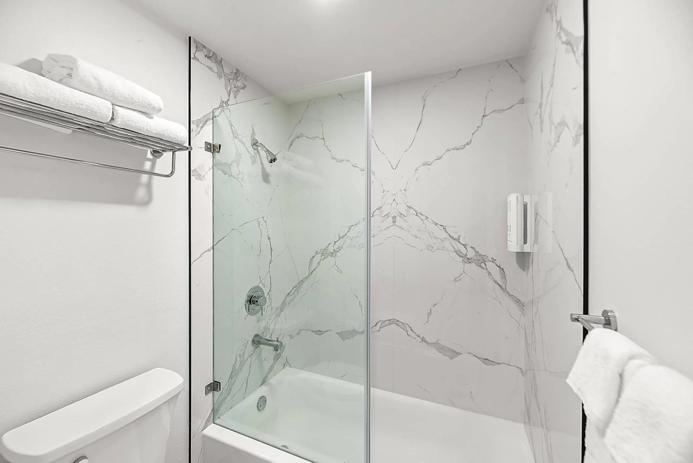 Bedroom in Clarion Pointe Mount Vernon - Burlington