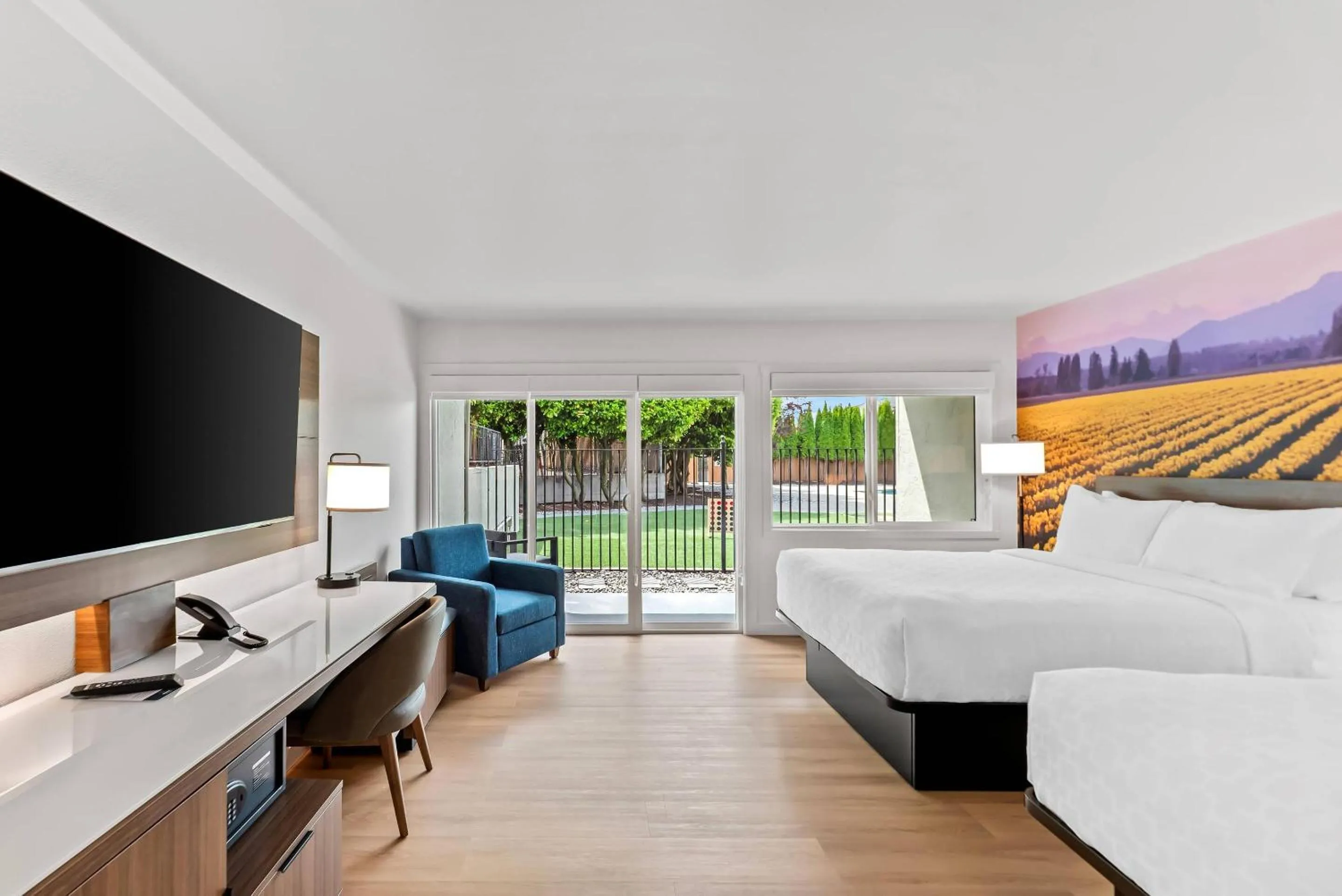 Bedroom, Bed in Clarion Pointe Mount Vernon - Burlington