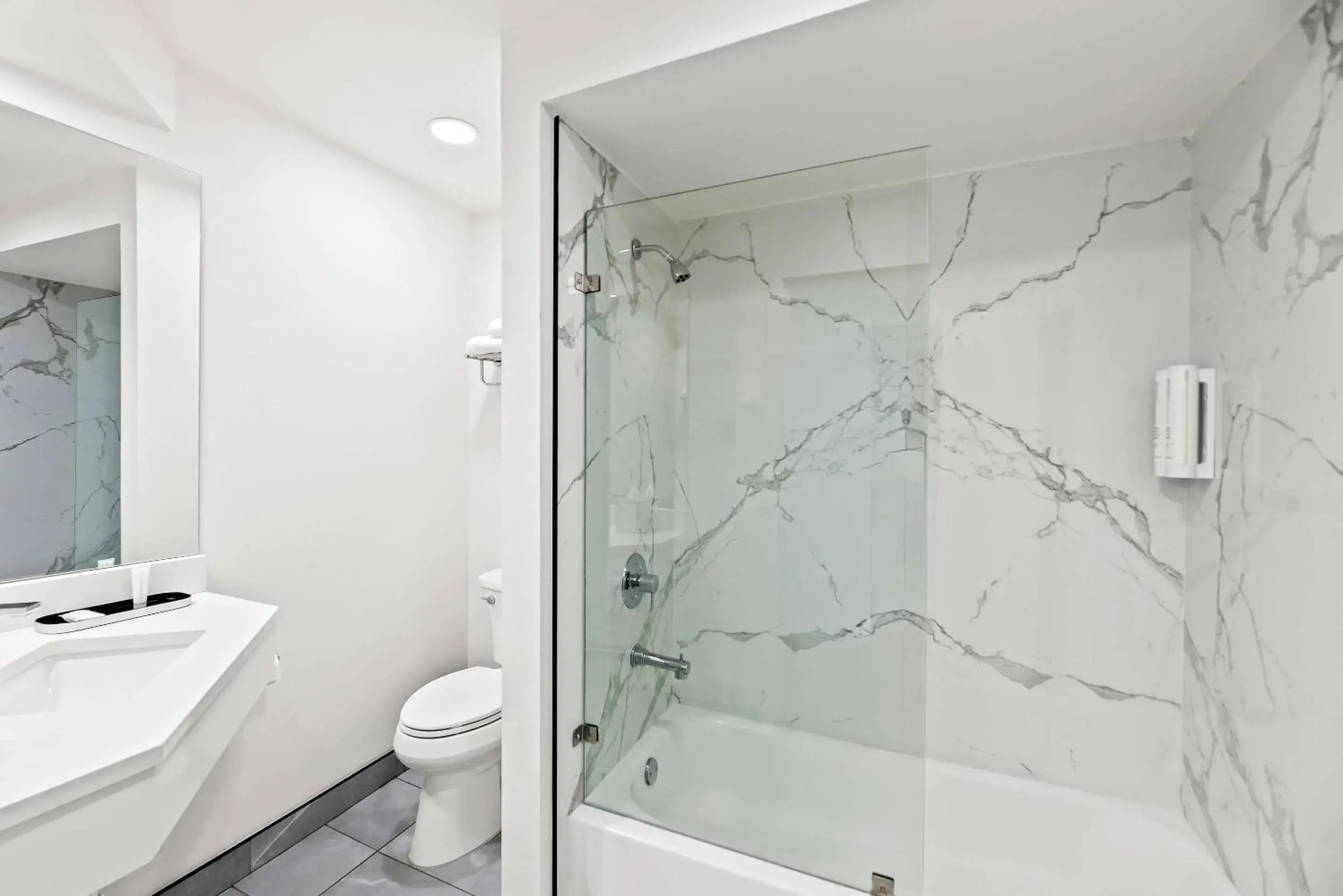 Bedroom in Clarion Pointe Mount Vernon - Burlington Bedroom in Clarion Pointe Mount Vernon - Burlington