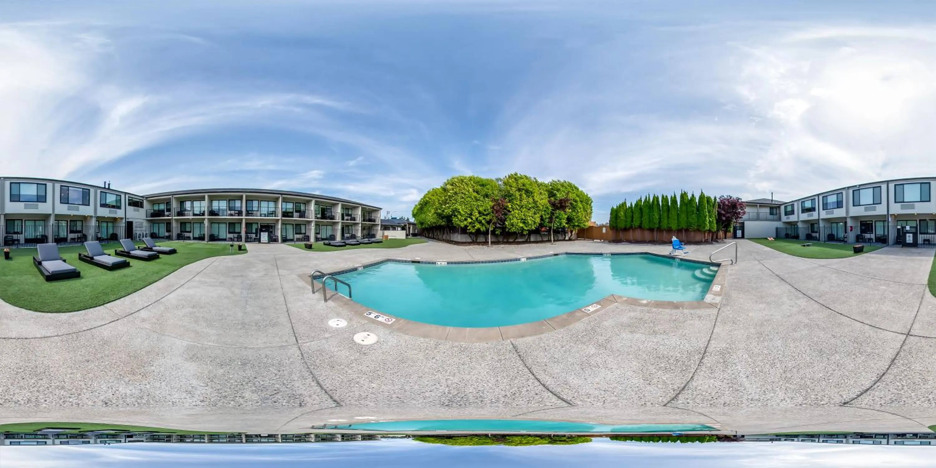Swimming pool in Clarion Pointe Mount Vernon - Burlington