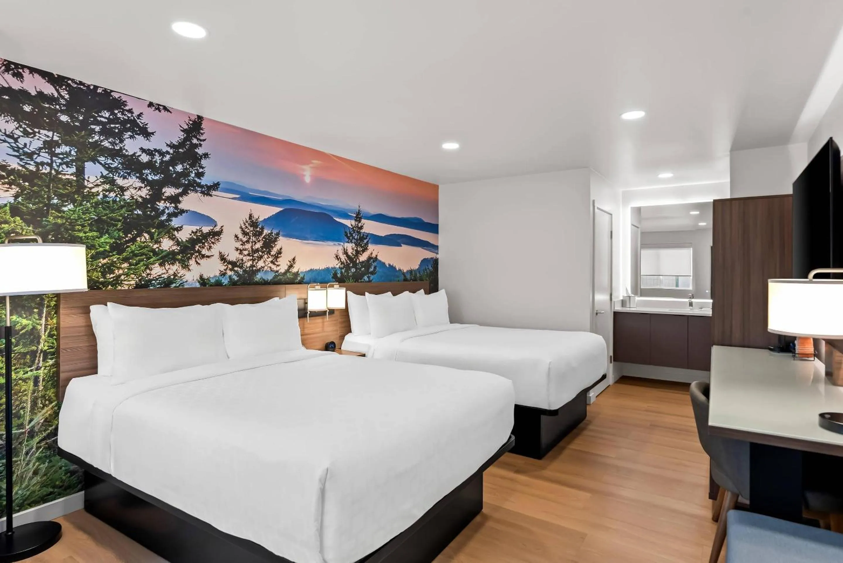 Bedroom, Bed in Clarion Pointe Mount Vernon - Burlington