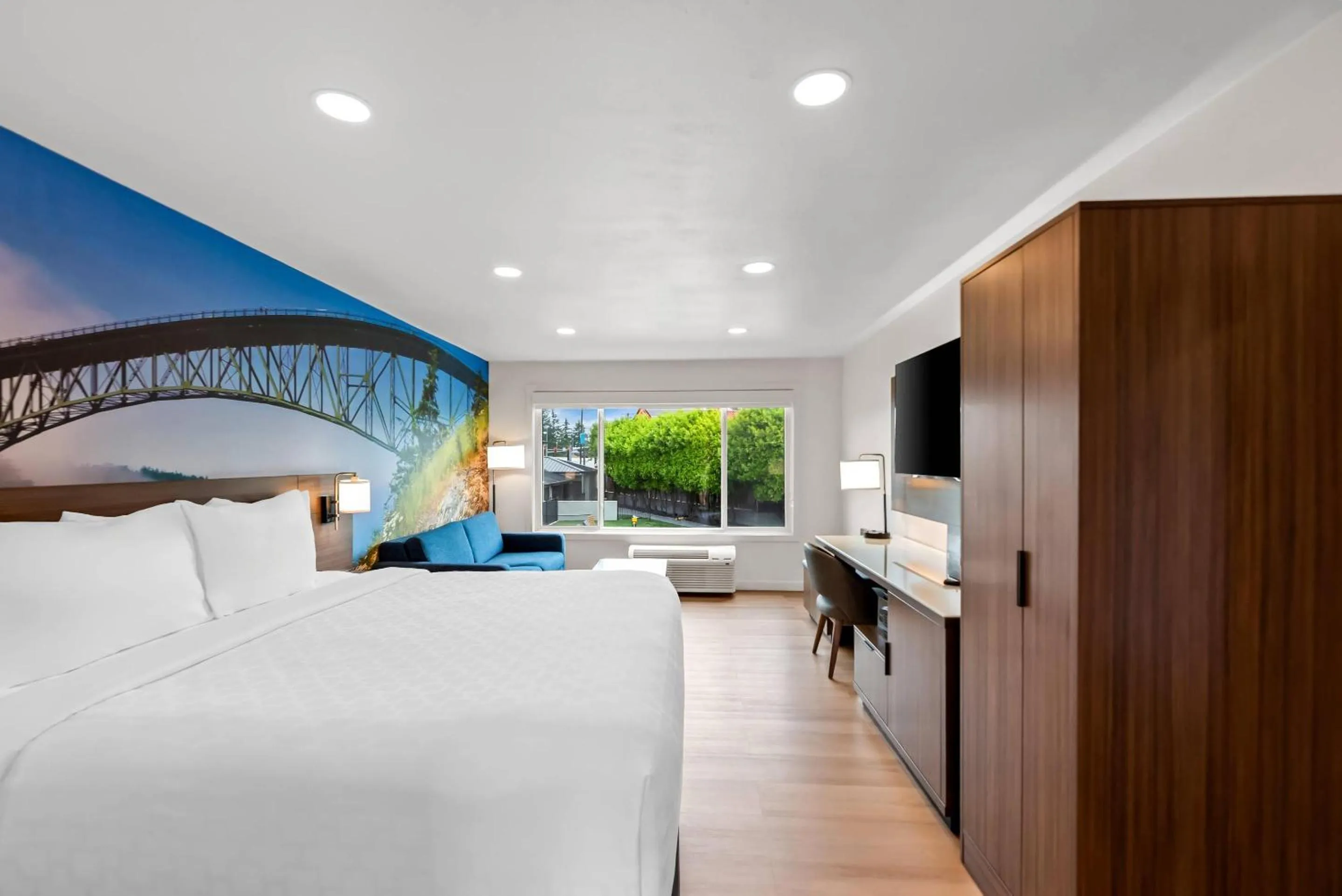 Bedroom, Bed in Clarion Pointe Mount Vernon - Burlington