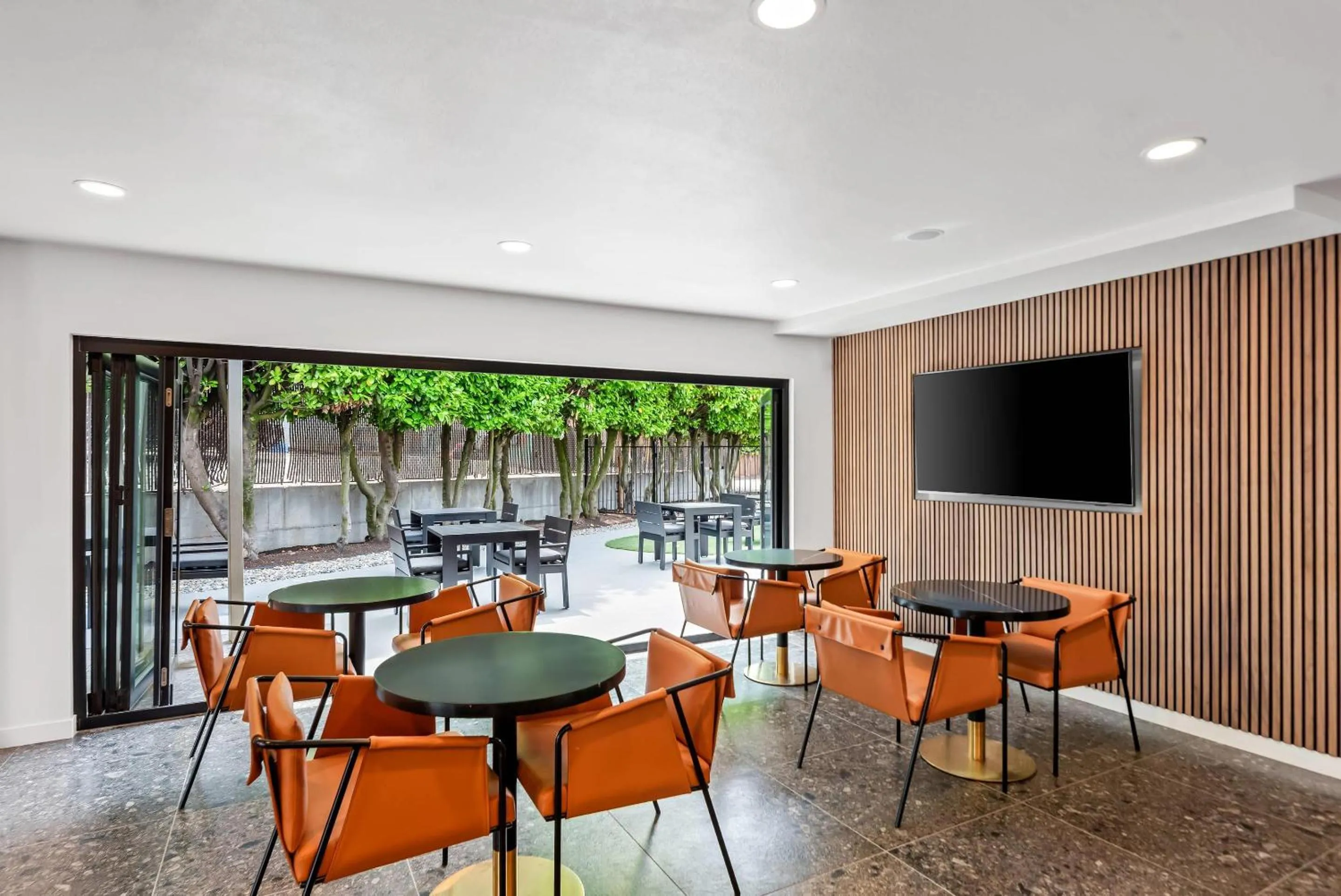 Breakfast in Clarion Pointe Mount Vernon - Burlington