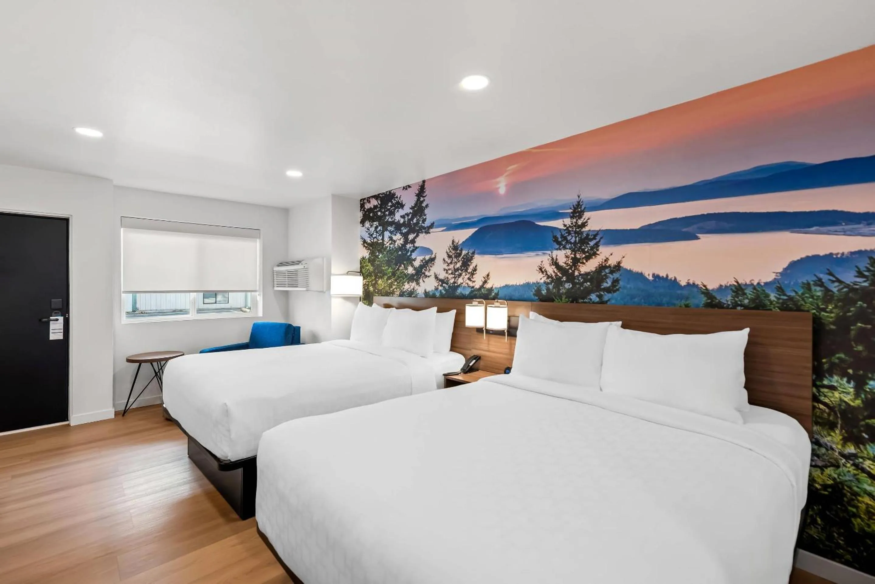 Bedroom, Bed in Clarion Pointe Mount Vernon - Burlington