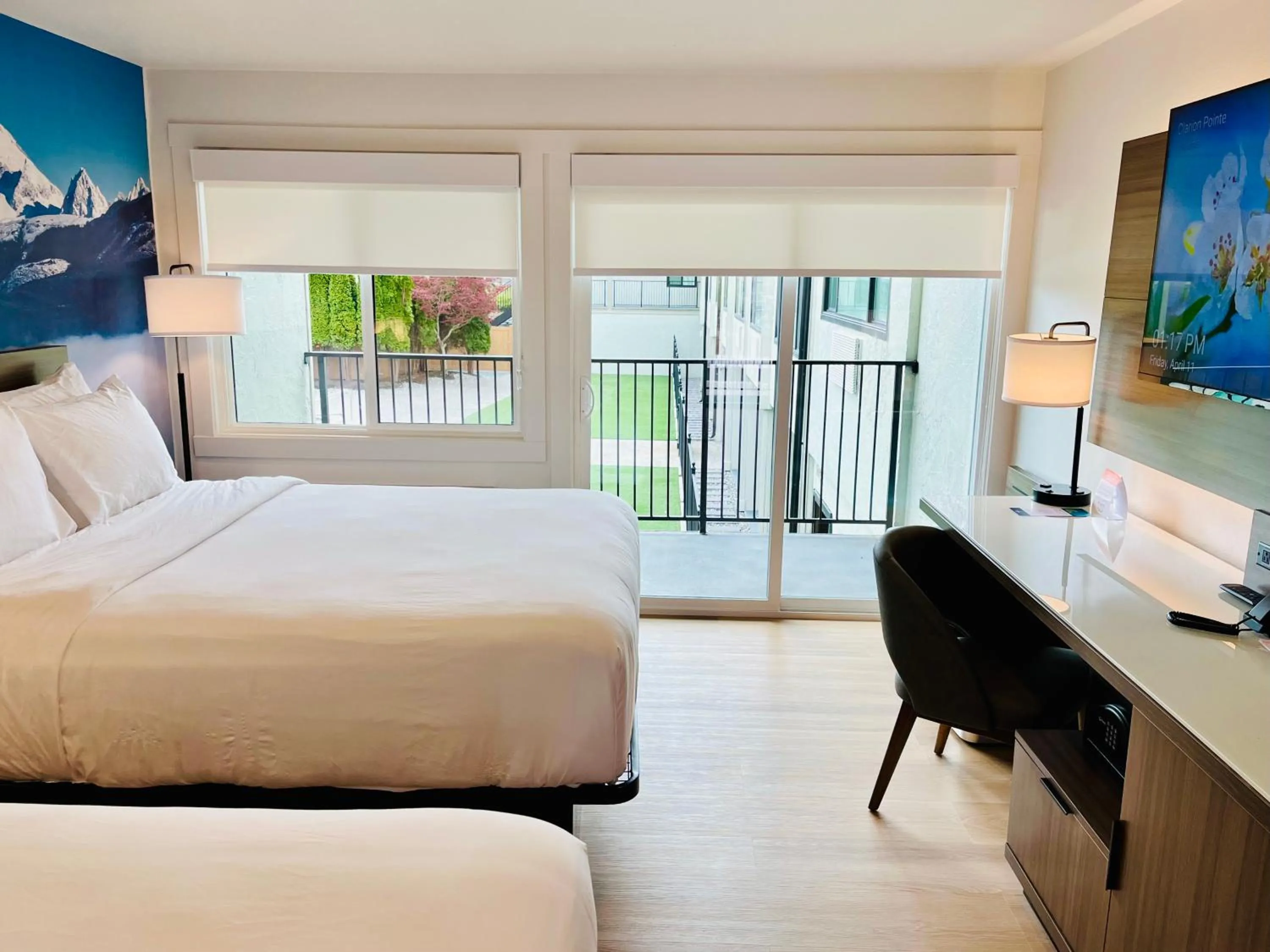 Balcony/Terrace, Bed in Clarion Pointe Mount Vernon - Burlington