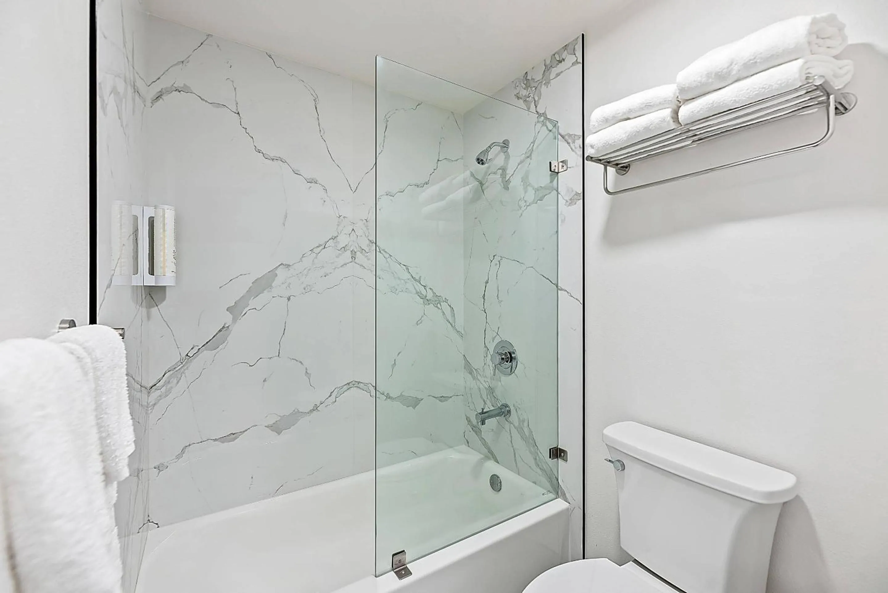 Bedroom in Clarion Pointe Mount Vernon - Burlington