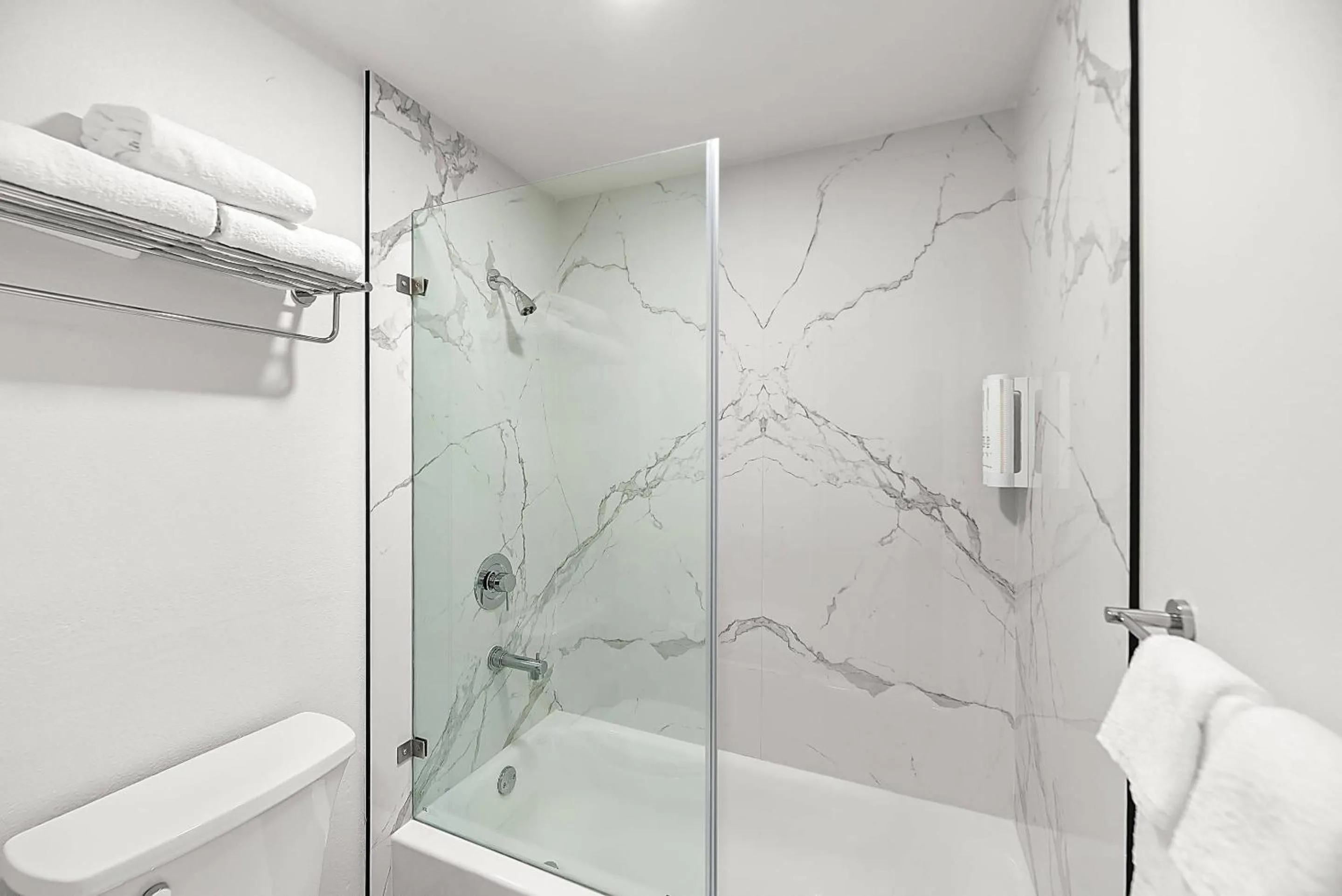 Bedroom in Clarion Pointe Mount Vernon - Burlington